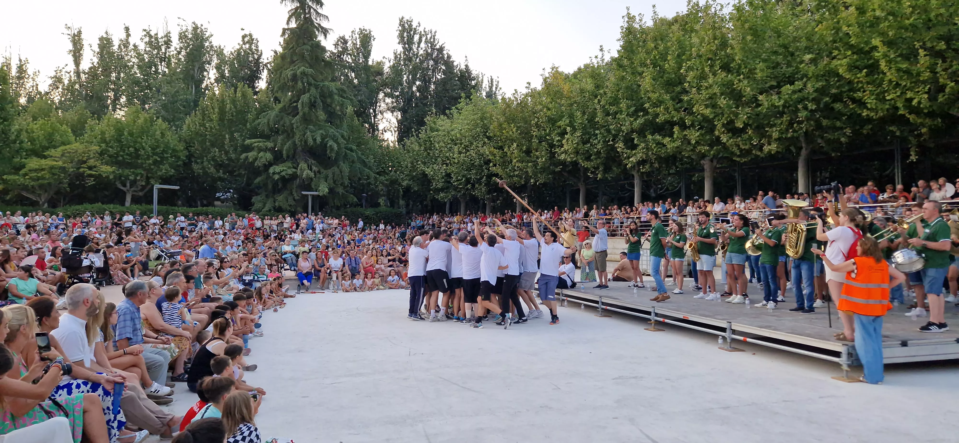Ensayo general de los Danzantes y la Banda de Música de Huesca. Foto Myriam Martínez