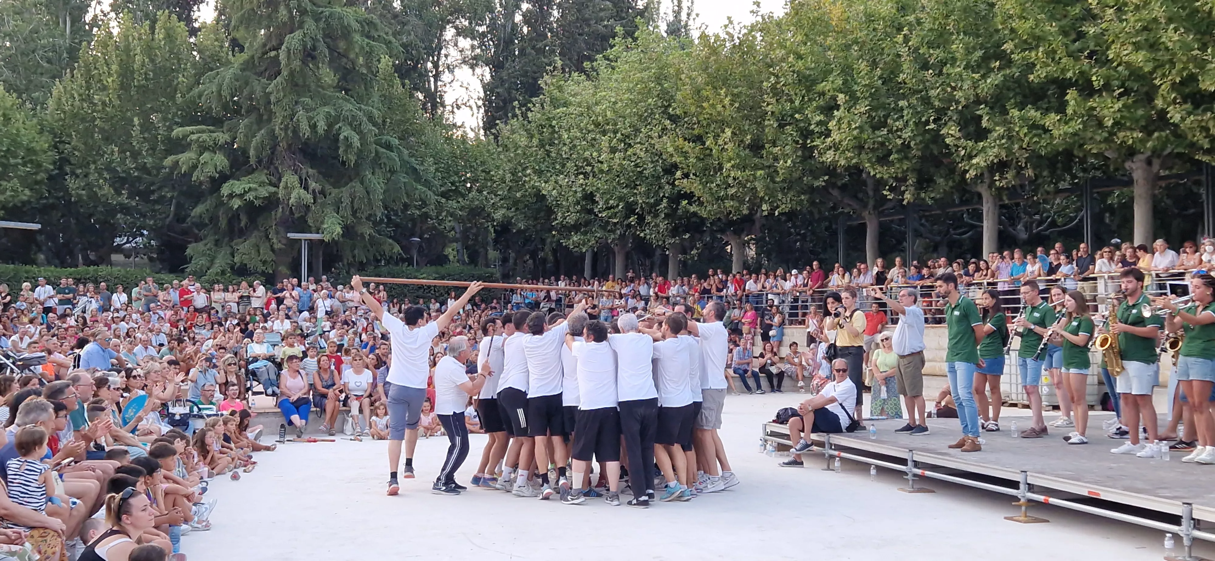 Ensayo general de los Danzantes y la Banda de Música de Huesca. Foto Myriam Martínez
