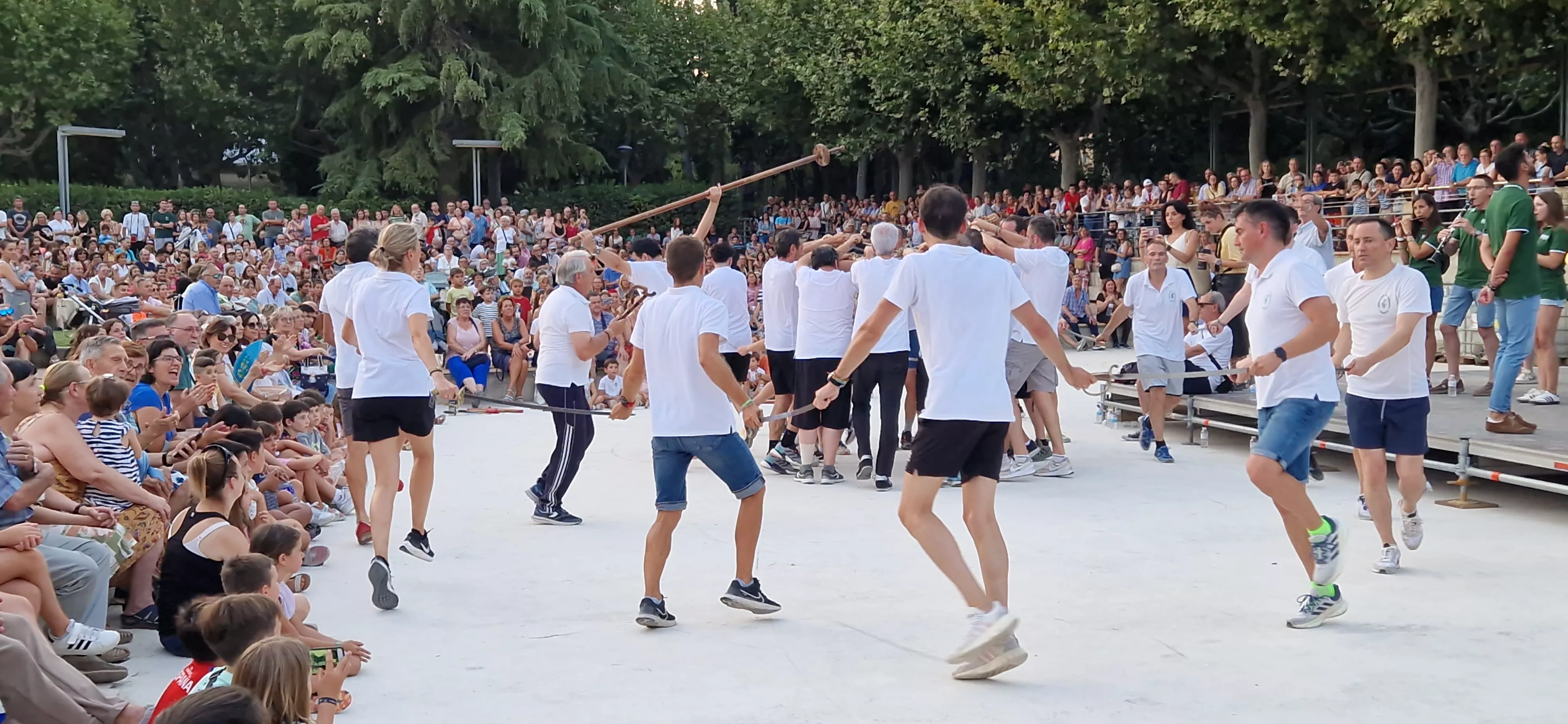 Ensayo general de los Danzantes y la Banda de Música de Huesca. Foto Myriam Martínez
