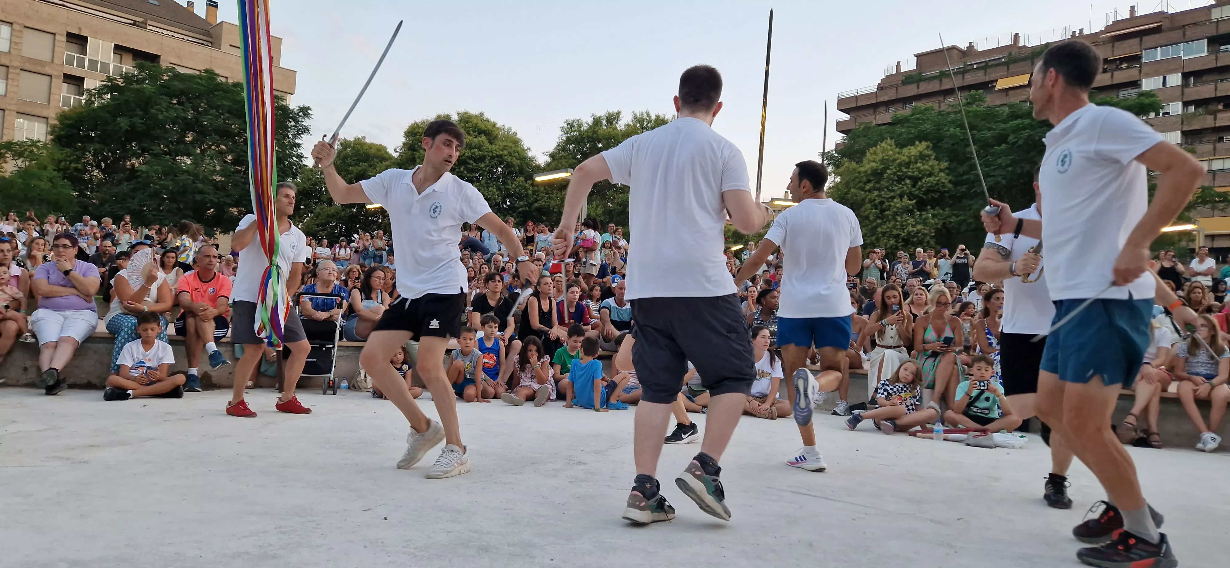 Ensayo general de los Danzantes y la Banda de Música de Huesca. Foto Myriam Martínez