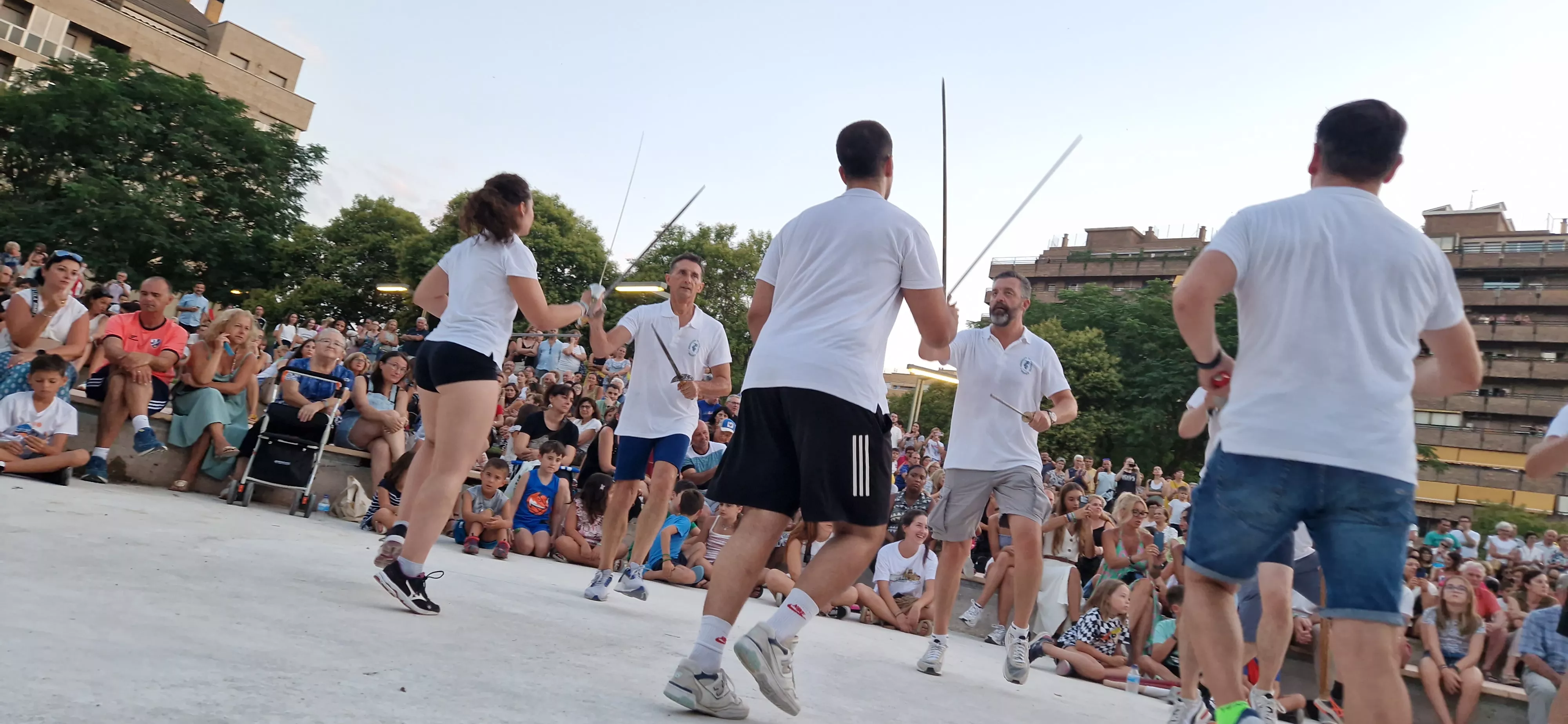 Ensayo general de los Danzantes y la Banda de Música de Huesca. Foto Myriam Martínez