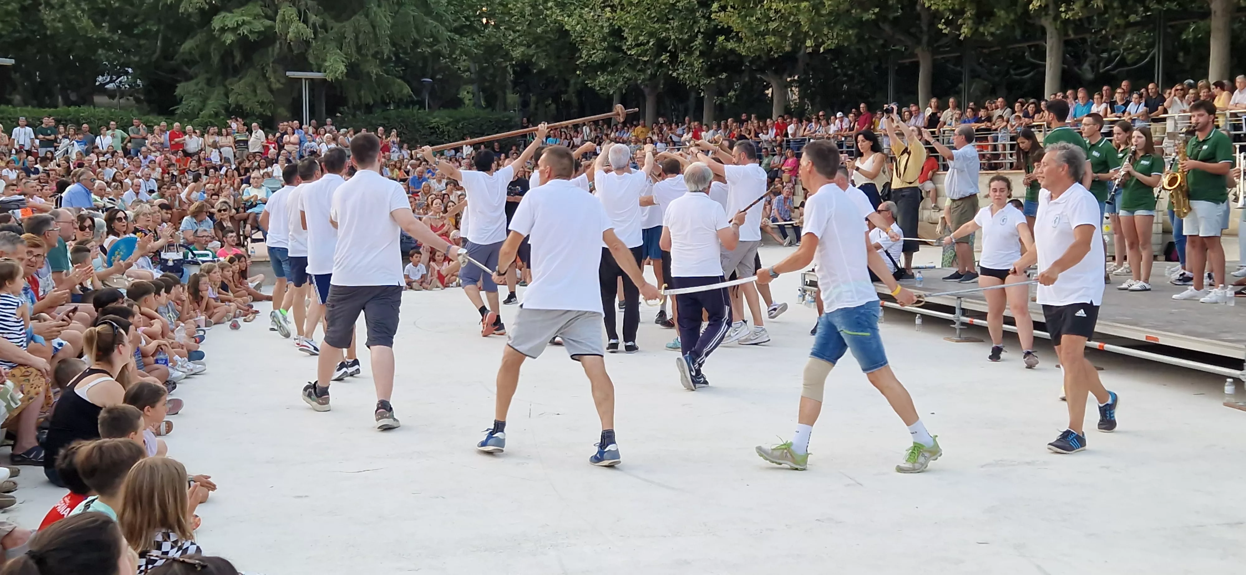 Ensayo general de los Danzantes y la Banda de Música de Huesca. Foto Myriam Martínez