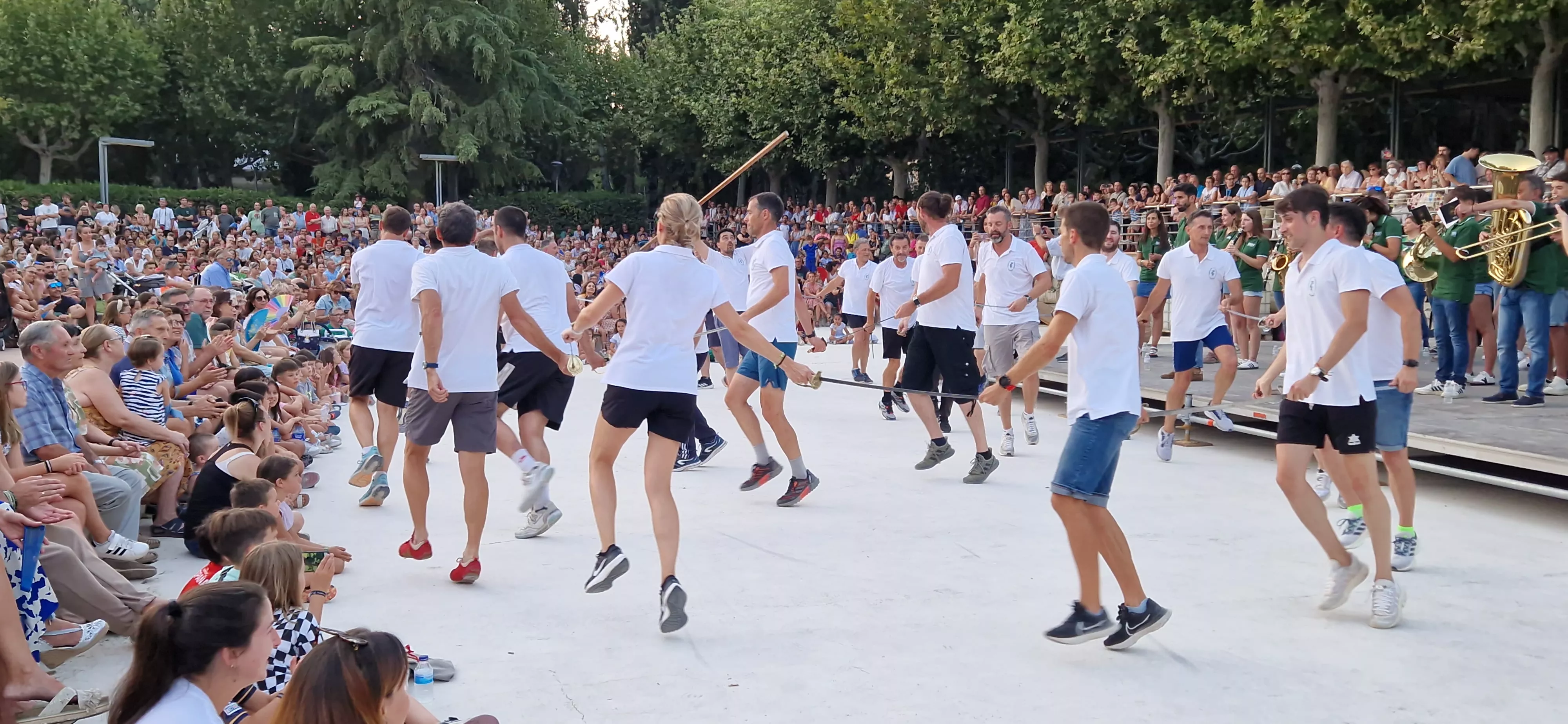 Ensayo general de los Danzantes y la Banda de Música de Huesca. Foto Myriam Martínez