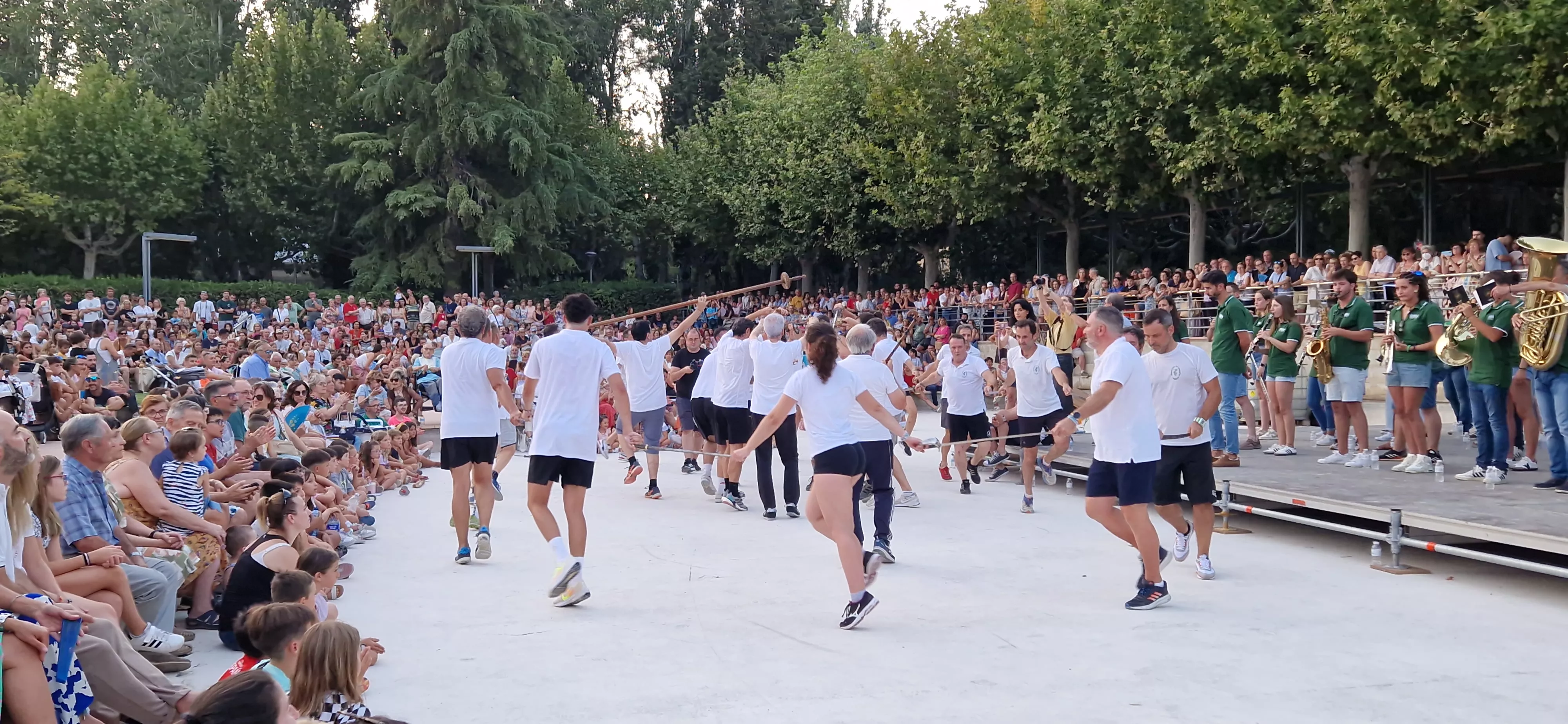 Ensayo general de los Danzantes y la Banda de Música de Huesca. Foto Myriam Martínez