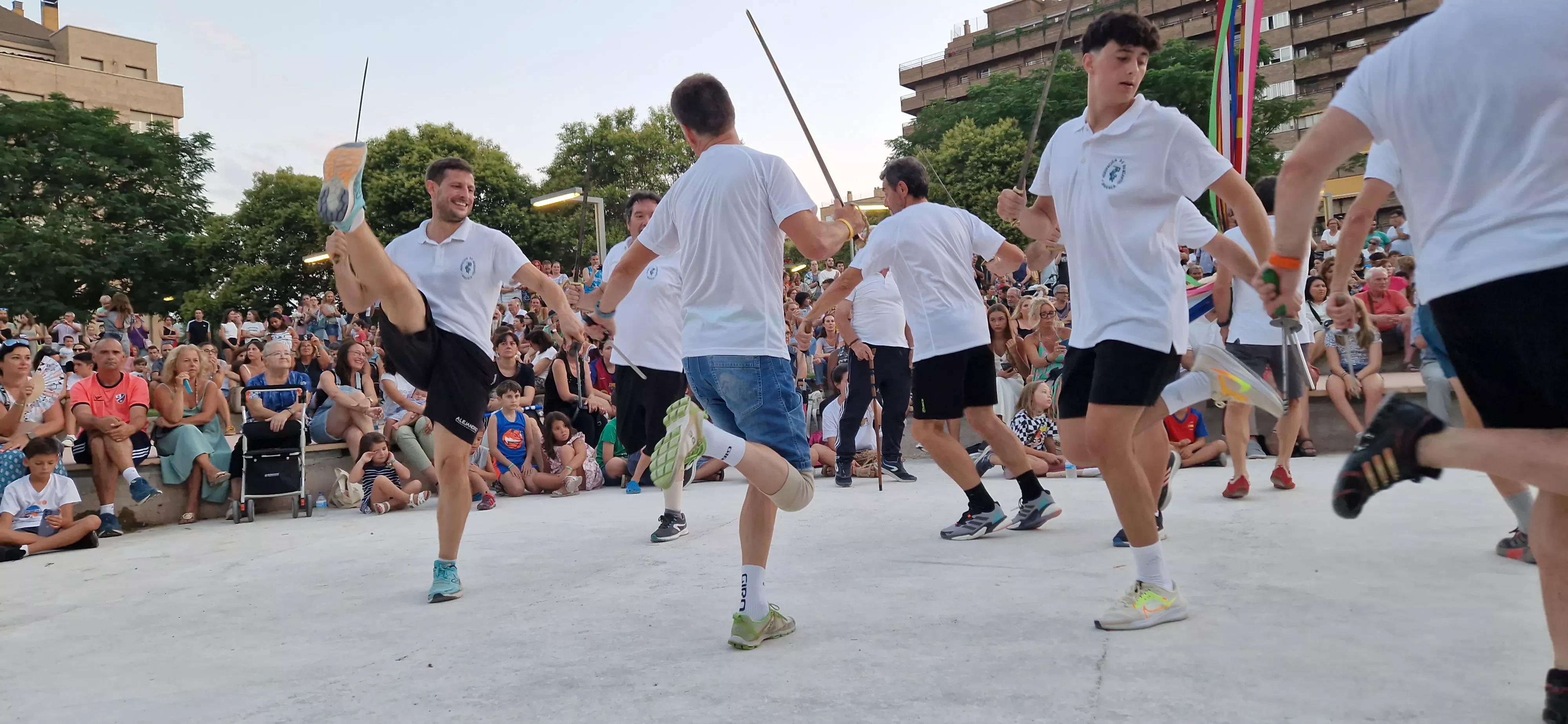 Ensayo general de los Danzantes y la Banda de Música de Huesca. Foto Myriam Martínez