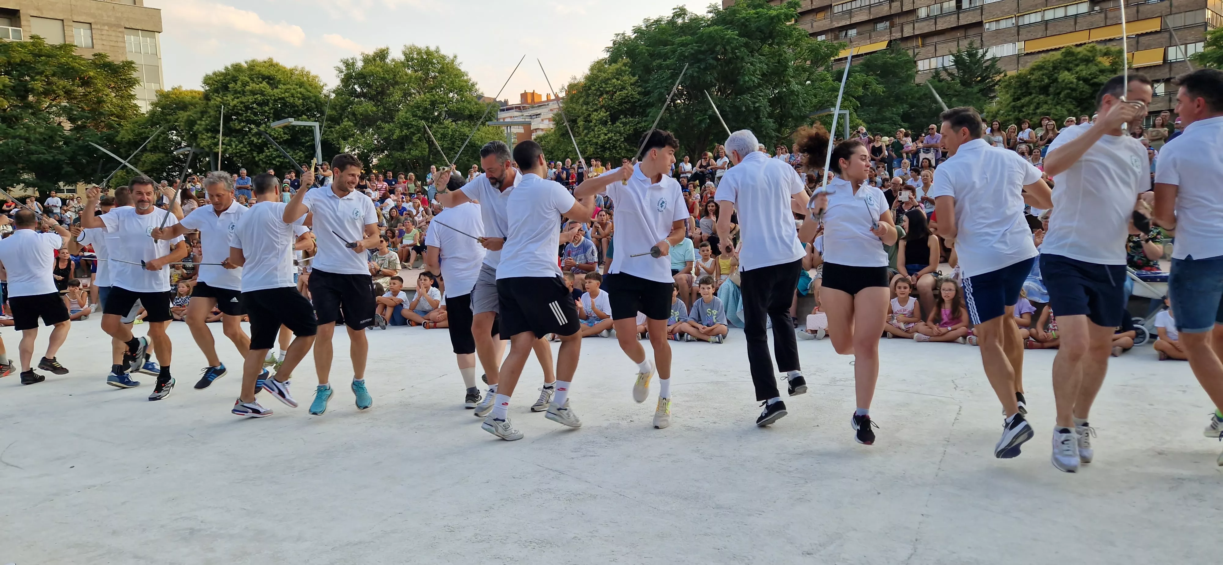 Ensayo general de los Danzantes y la Banda de Música de Huesca. Foto Myriam Martínez