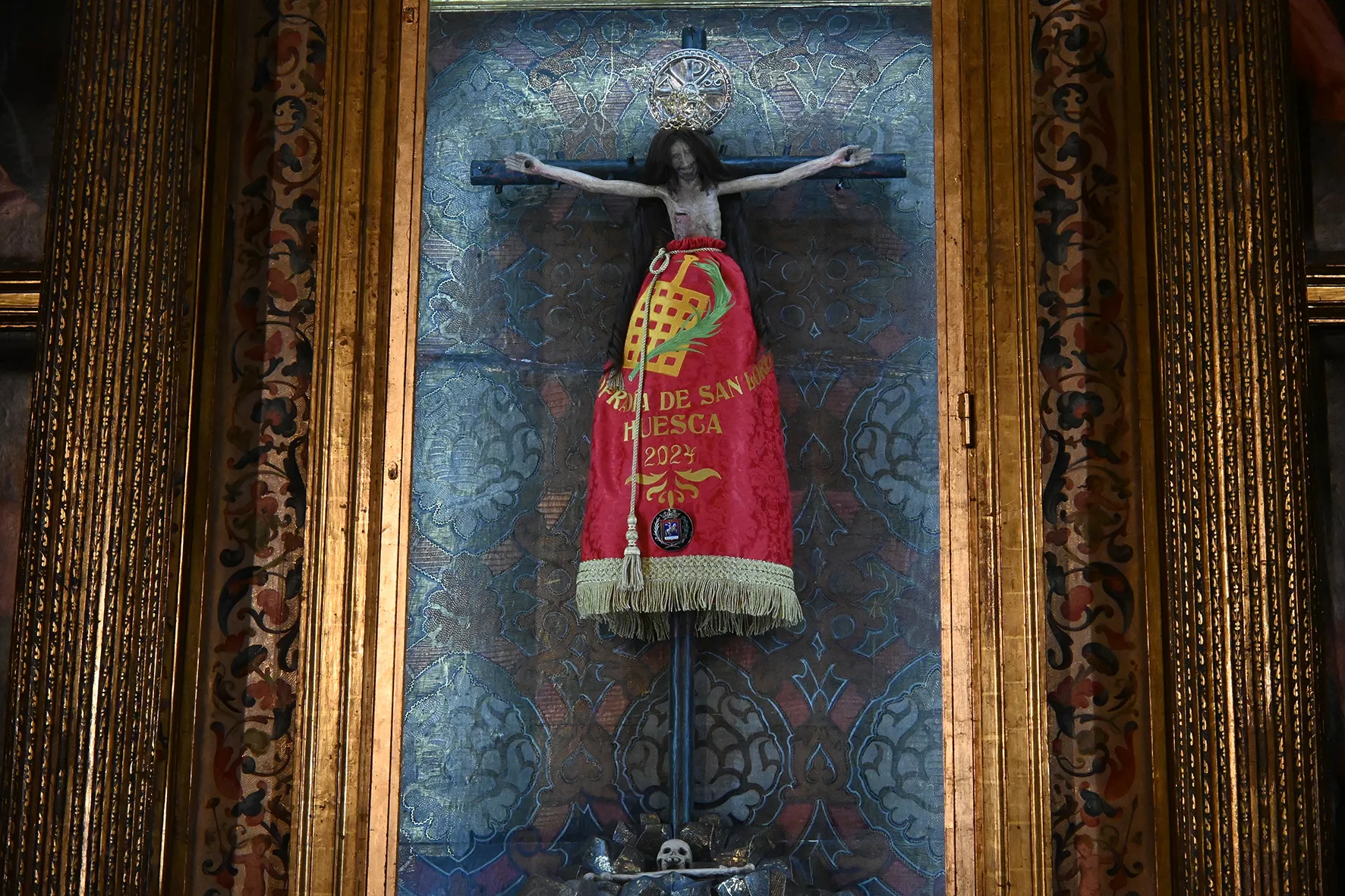 El Santo Cristo de los Milagros con el manto rojo de la Real Cofradía de San Lorenzo. Foto Carlos Jalle González