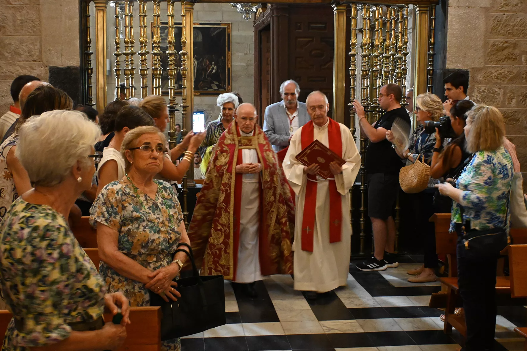 Manto del Santo Cristo de los Milagros en Huesca. Foto Carlos Jalle