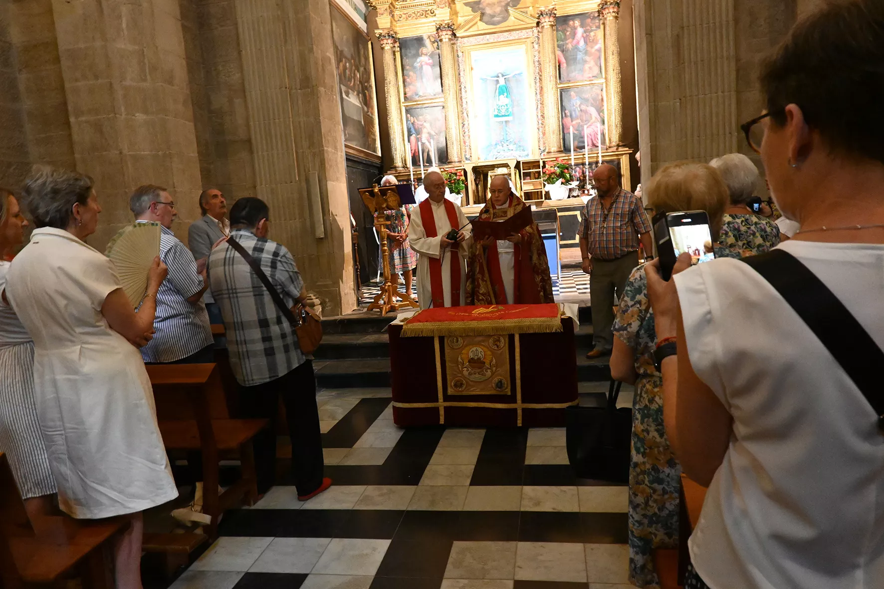 Manto del Santo Cristo de los Milagros en Huesca. Foto Carlos Jalle
