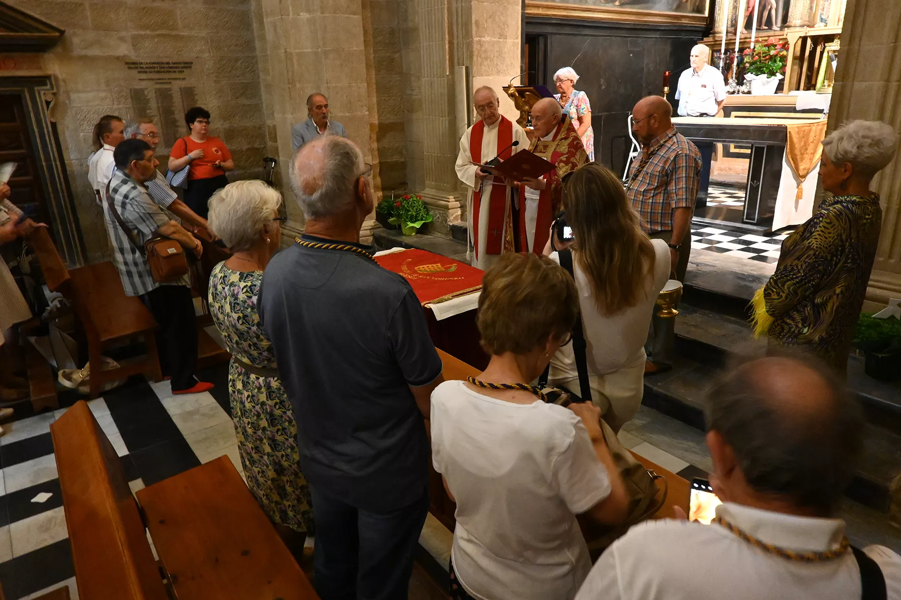 Manto del Santo Cristo de los Milagros en Huesca. Foto Carlos Jalle