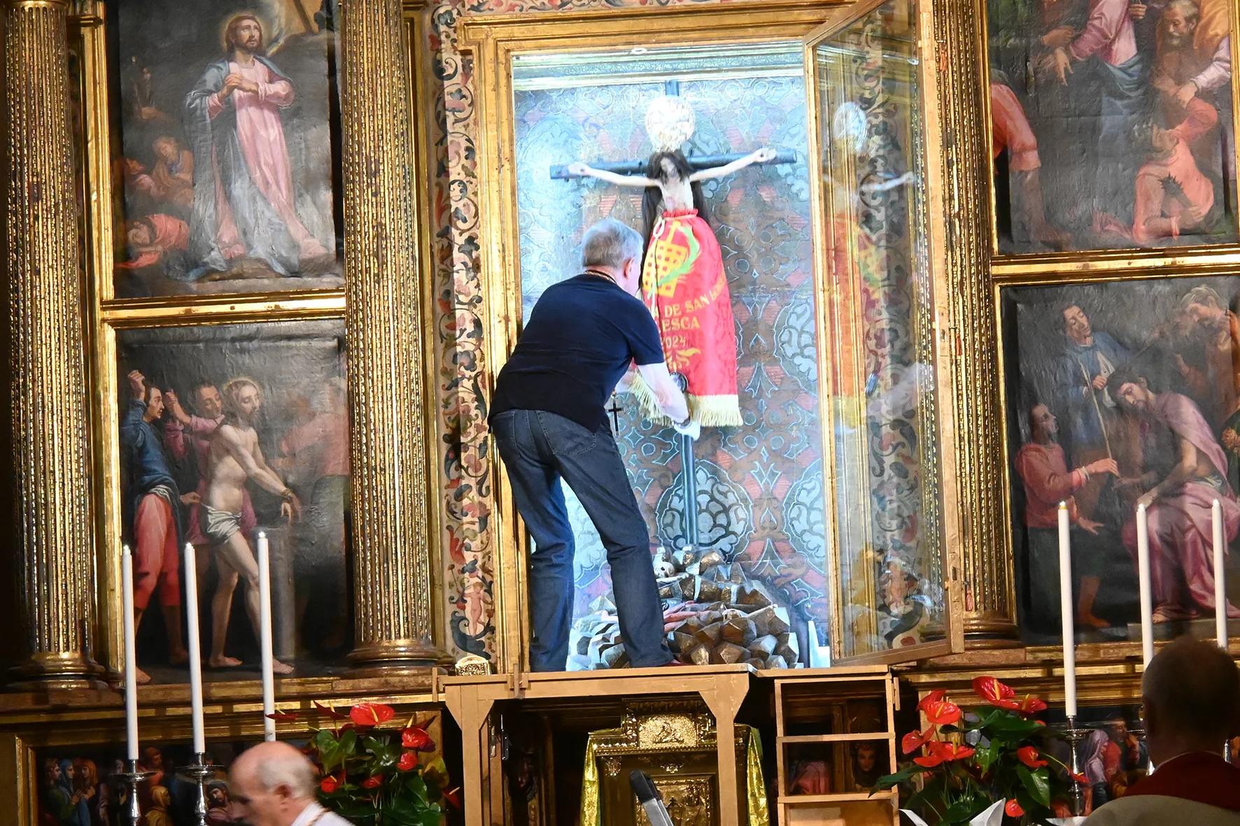 Manto del Santo Cristo de los Milagros en Huesca. Foto Carlos Jalle