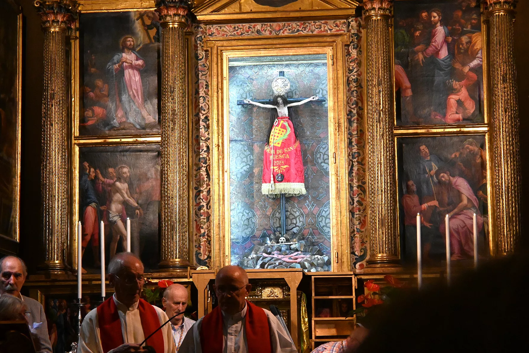 Manto del Santo Cristo de los Milagros en Huesca. Foto Carlos Jalle
