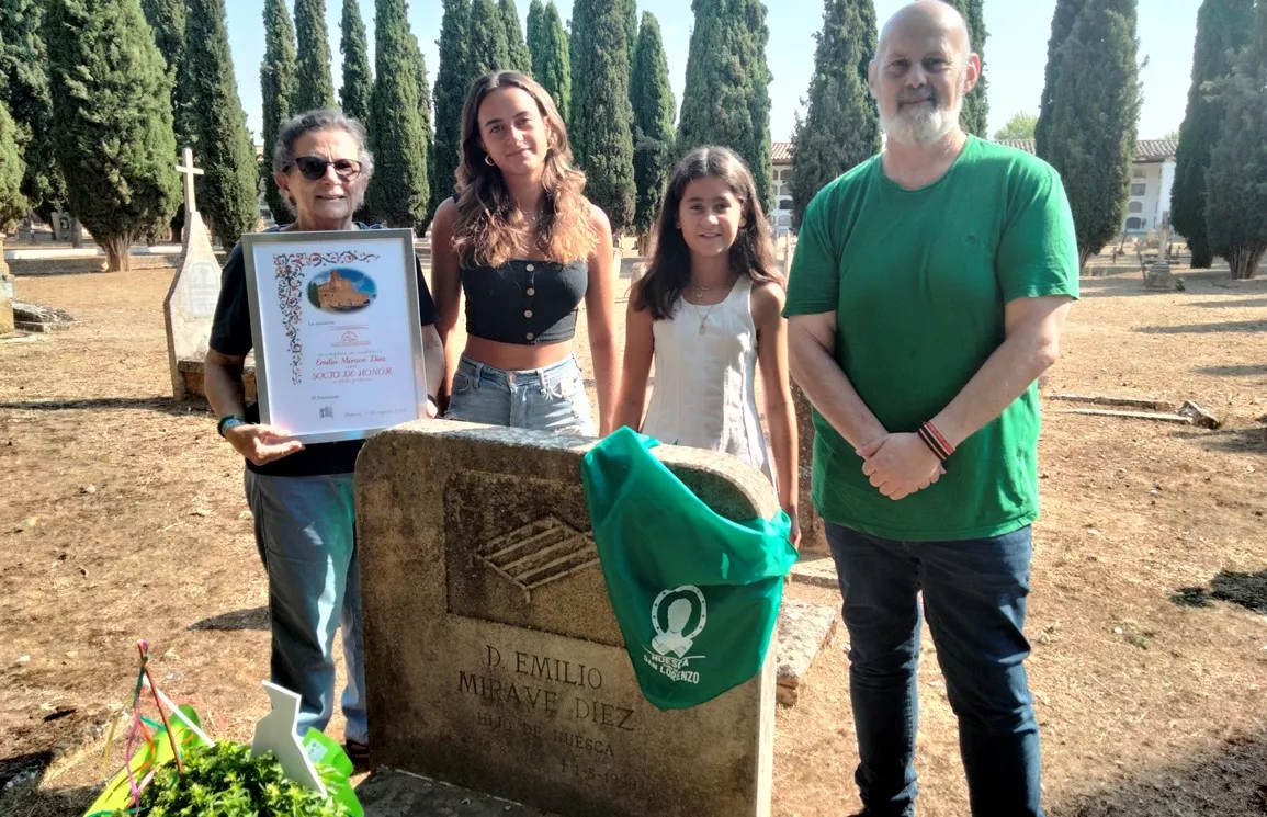 Javier Monsón, con Lola Miravé y las bisnietas de Emilio Miravé, Jara y Lucía