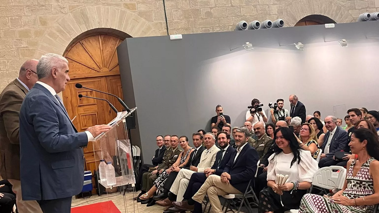 Entrega de la Parrilla de Oro de Huesca a la ciudad de Tardes en el 60 aniversario del hermanamiento. Foto Mercedes Manterola 