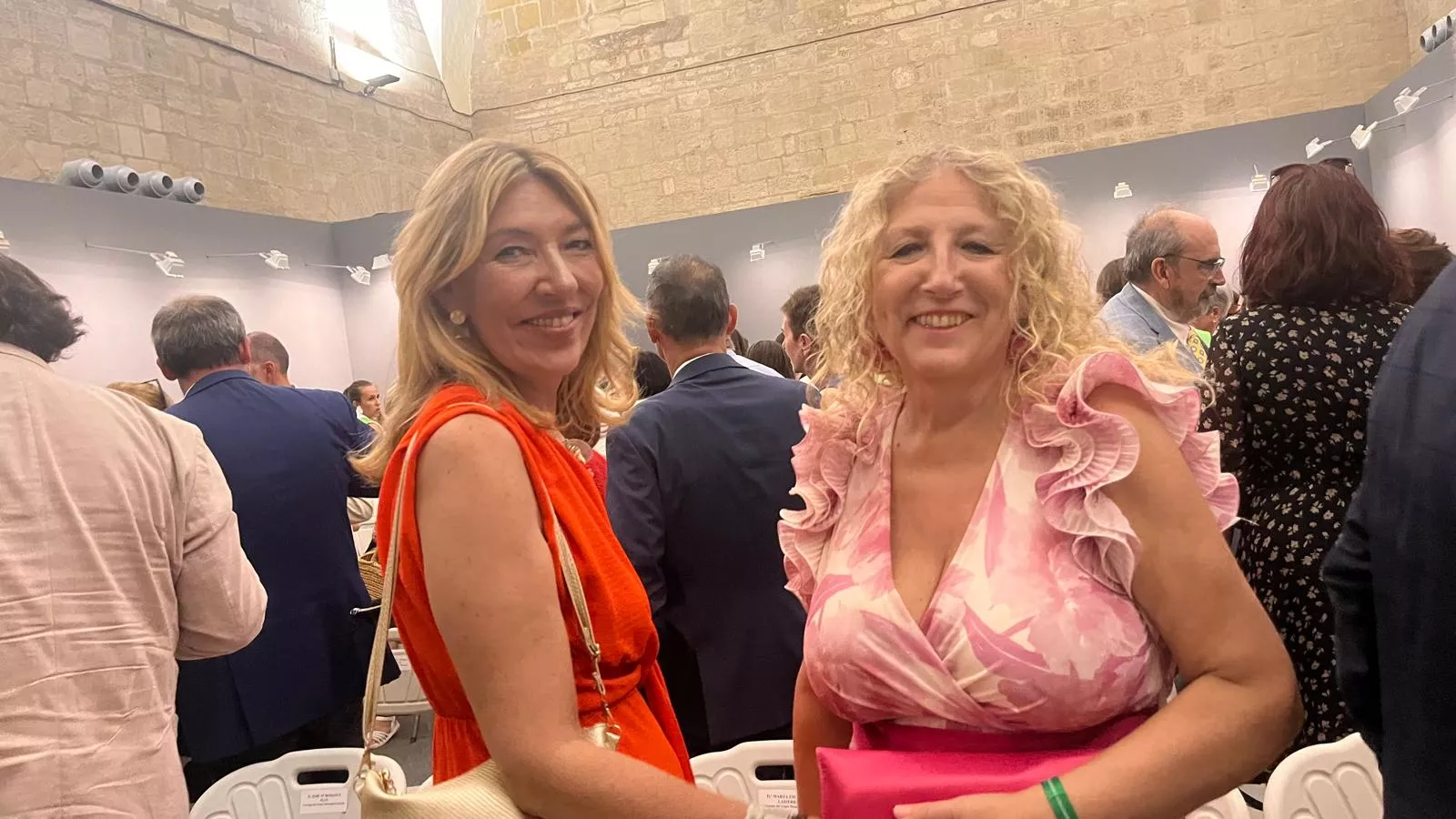 Entrega de la Parrilla de Oro de Huesca a la ciudad de Tardes en el 60 aniversario del hermanamiento. Foto Mercedes Manterola 