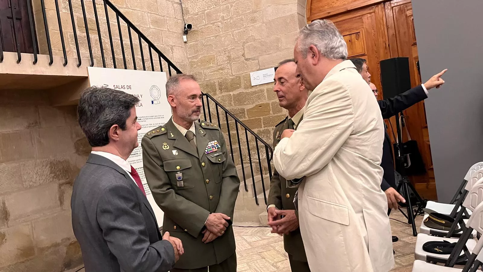 Entrega de la Parrilla de Oro de Huesca a la ciudad de Tardes en el 60 aniversario del hermanamiento. Foto Mercedes Manterola 