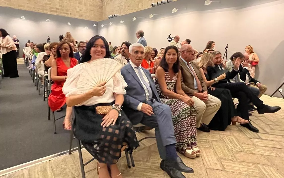Entrega de la Parrilla de Oro de Huesca a la ciudad de Tardes en el 60 aniversario del hermanamiento. Foto Mercedes Manterola 