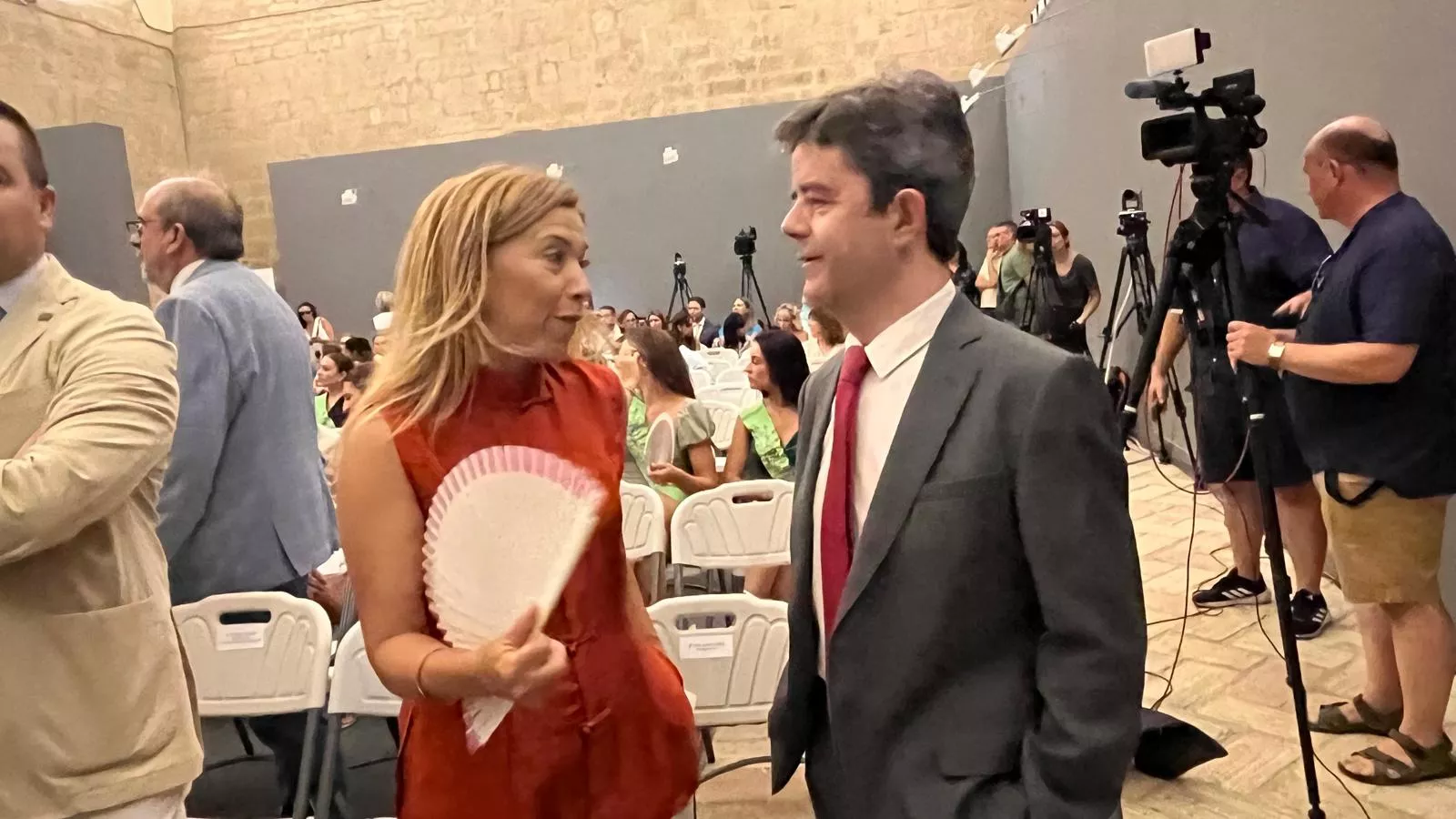 Entrega de la Parrilla de Oro de Huesca a la ciudad de Tardes en el 60 aniversario del hermanamiento. Foto Mercedes Manterola 