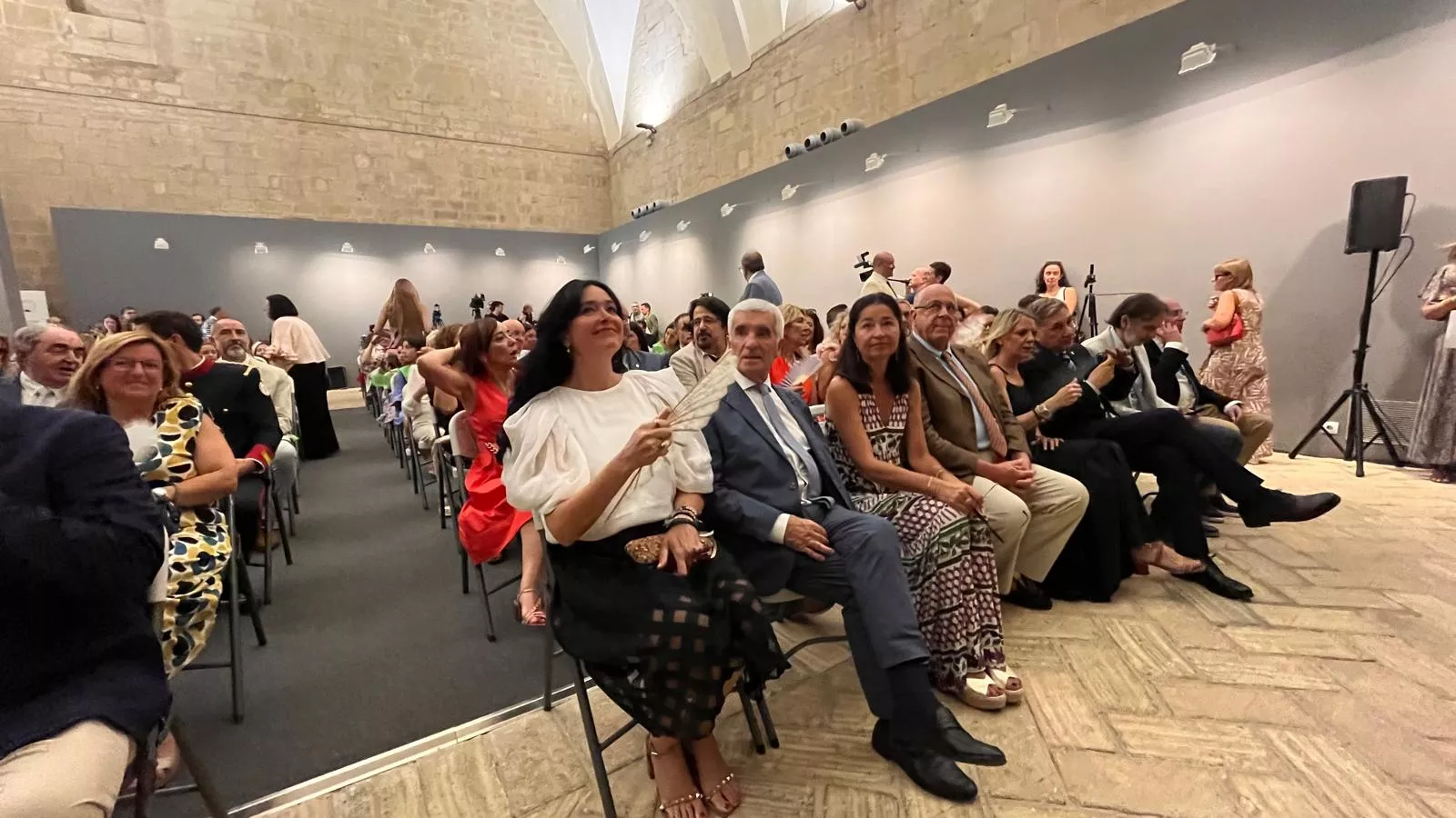 Entrega de la Parrilla de Oro de Huesca a la ciudad de Tardes en el 60 aniversario del hermanamiento. Foto Mercedes Manterola 