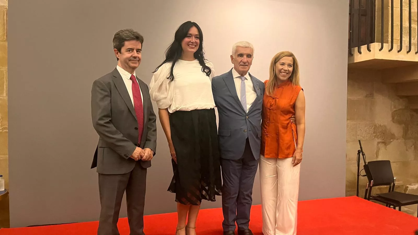 Entrega de la Parrilla de Oro de Huesca a la ciudad de Tardes en el 60 aniversario del hermanamiento. Foto Mercedes Manterola 