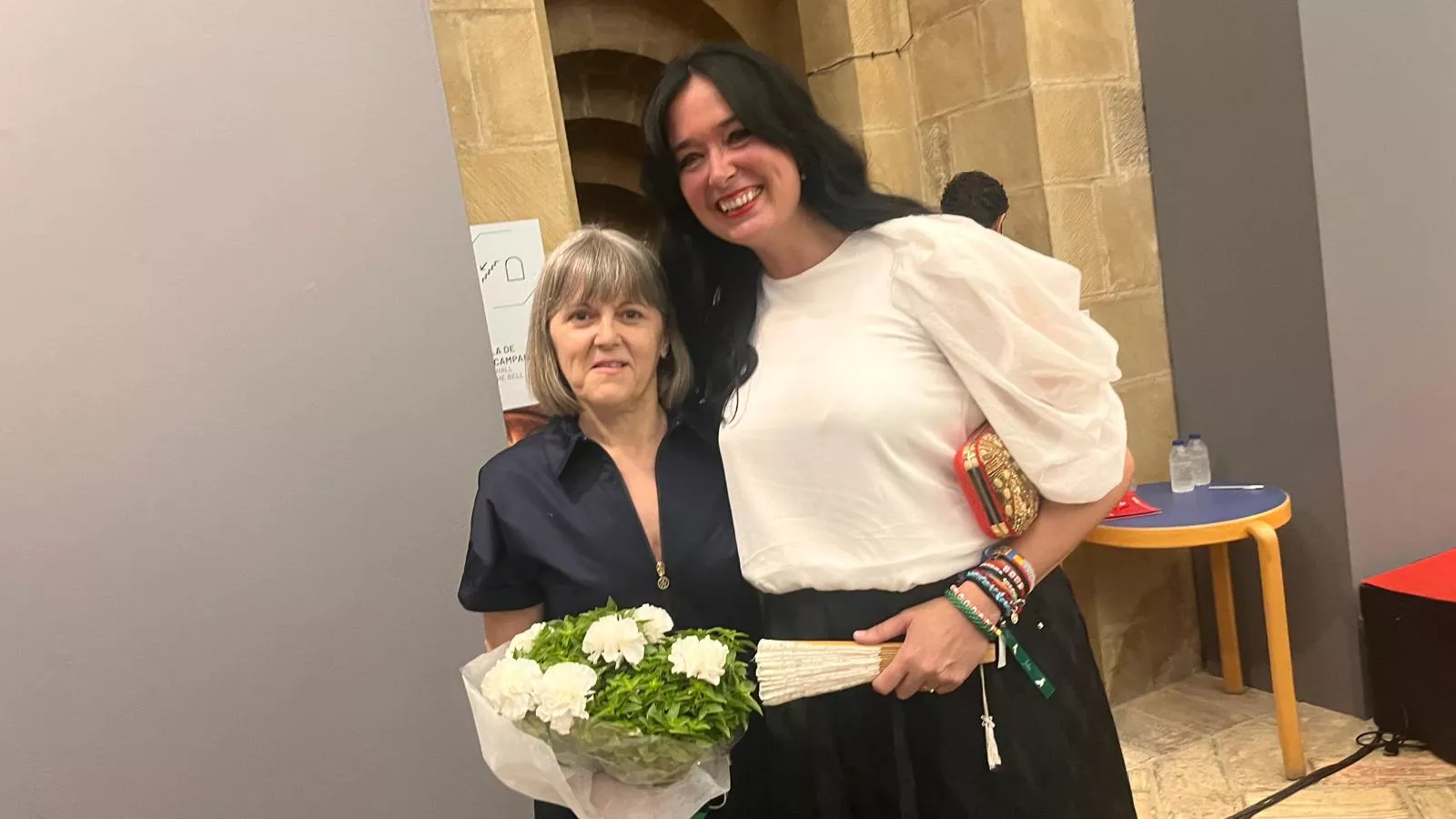 Entrega de la Parrilla de Oro de Huesca a la ciudad de Tardes en el 60 aniversario del hermanamiento. Foto Mercedes Manterola 