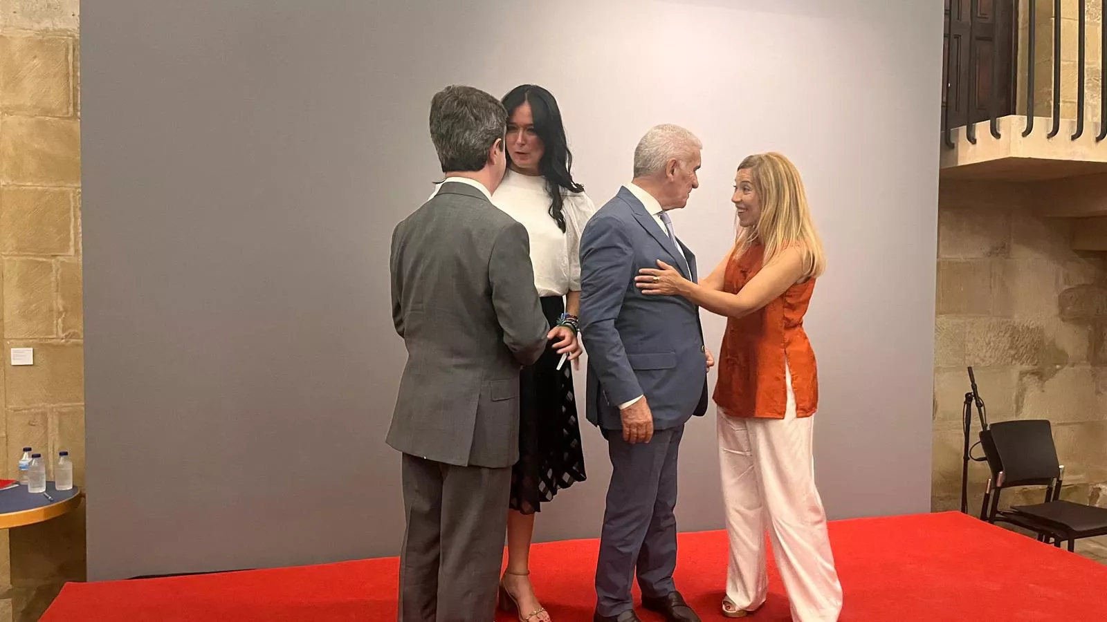 Entrega de la Parrilla de Oro de Huesca a la ciudad de Tardes en el 60 aniversario del hermanamiento. Foto Mercedes Manterola 