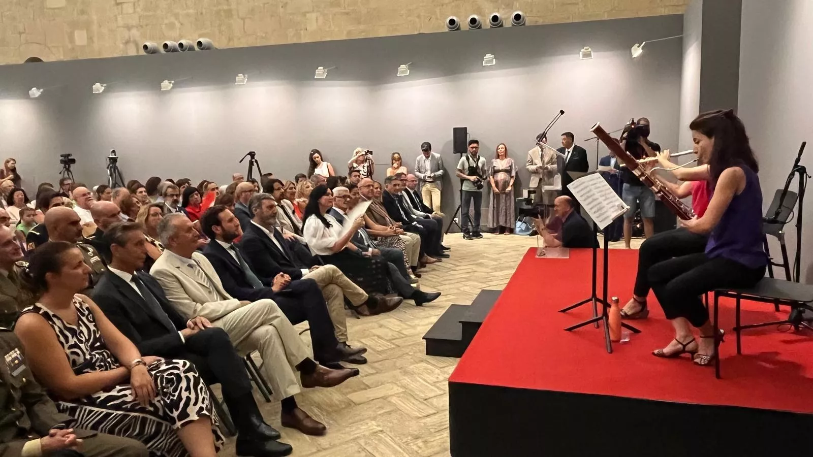 Entrega de la Parrilla de Oro de Huesca a la ciudad de Tardes en el 60 aniversario del hermanamiento. Foto Mercedes Manterola 