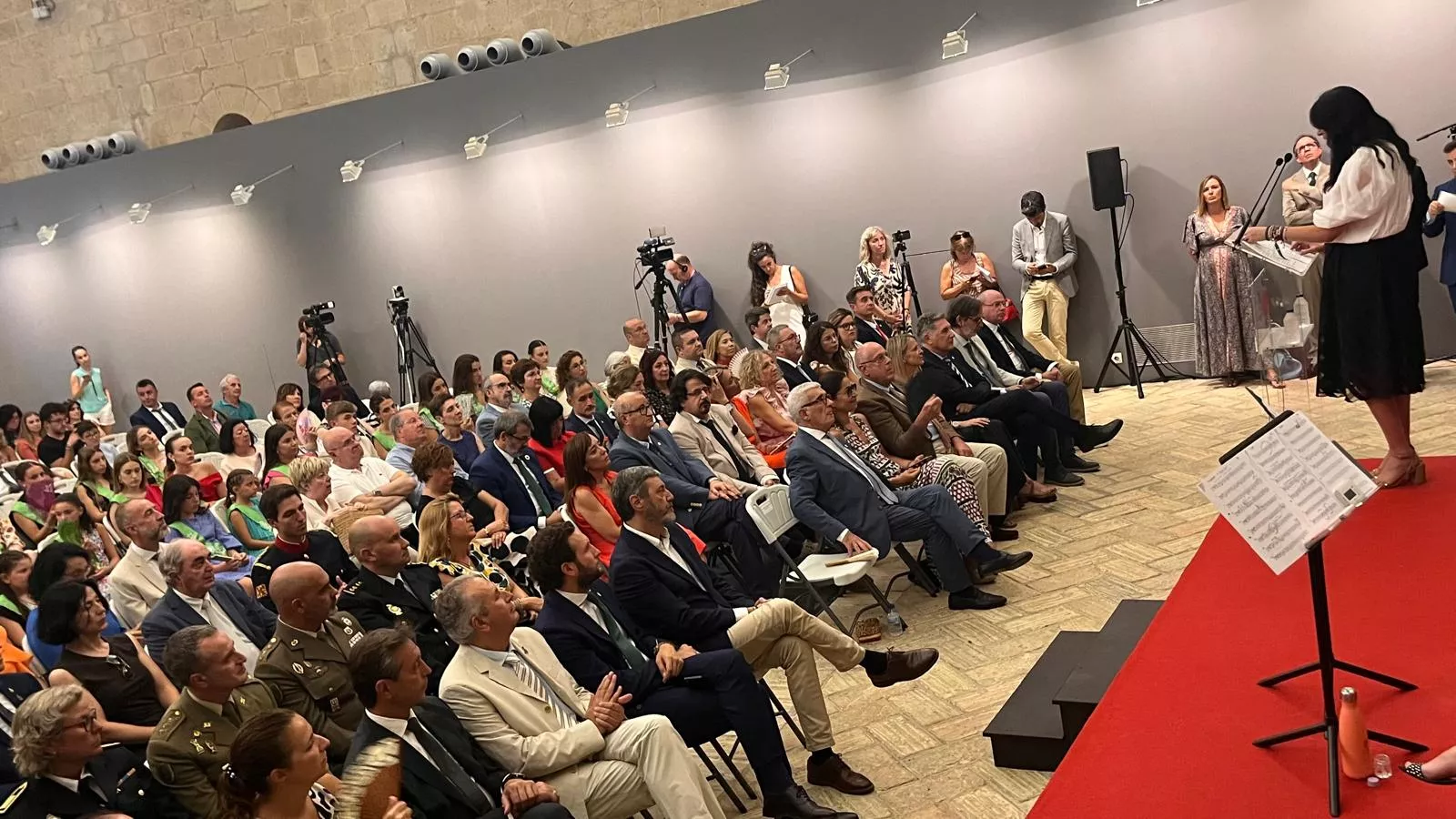 Entrega de la Parrilla de Oro de Huesca a la ciudad de Tardes en el 60 aniversario del hermanamiento. Foto Mercedes Manterola 