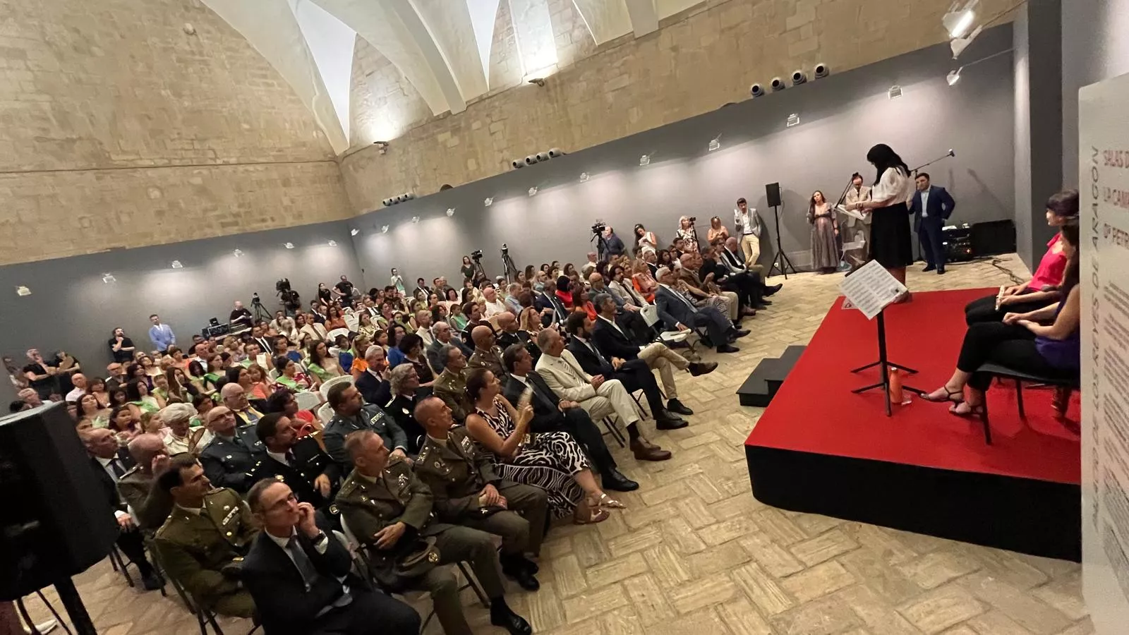 Entrega de la Parrilla de Oro de Huesca a la ciudad de Tardes en el 60 aniversario del hermanamiento. Foto Mercedes Manterola 
