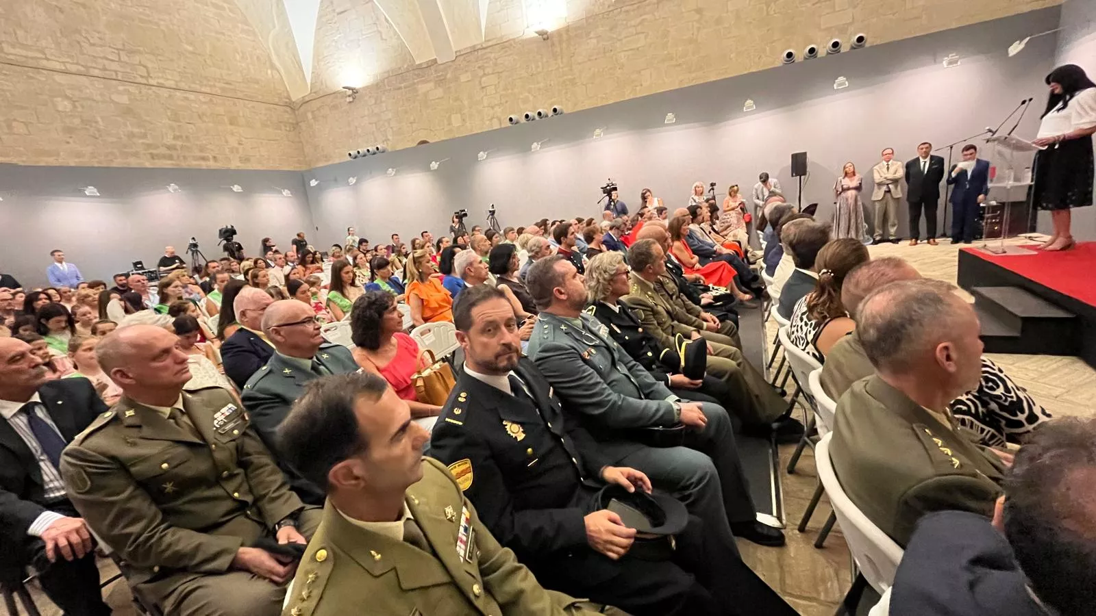 Entrega de la Parrilla de Oro de Huesca a la ciudad de Tardes en el 60 aniversario del hermanamiento. Foto Mercedes Manterola 