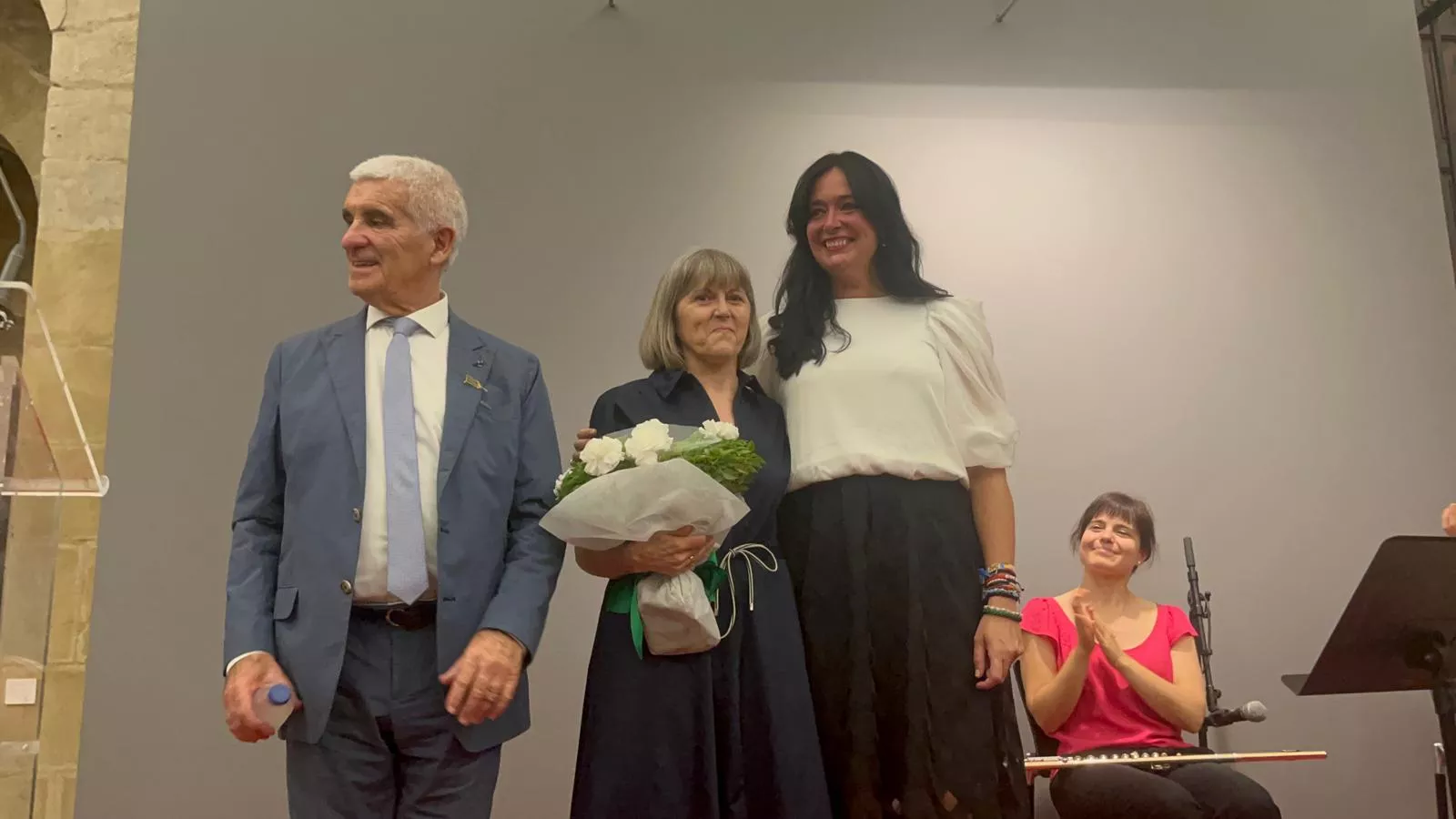 Entrega de la Parrilla de Oro de Huesca a la ciudad de Tardes en el 60 aniversario del hermanamiento. Foto Mercedes Manterola 