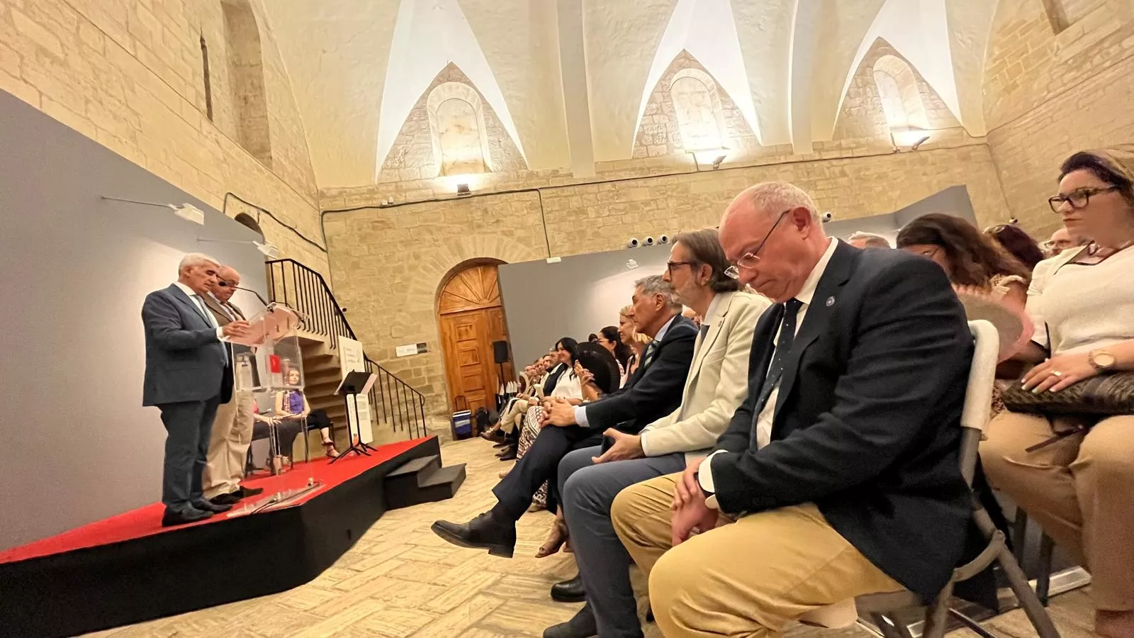 Entrega de la Parrilla de Oro de Huesca a la ciudad de Tardes en el 60 aniversario del hermanamiento. Foto Mercedes Manterola 