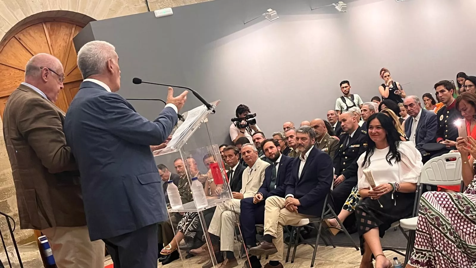 Entrega de la Parrilla de Oro de Huesca a la ciudad de Tardes en el 60 aniversario del hermanamiento. Foto Mercedes Manterola 