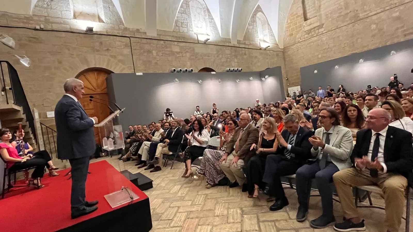 Entrega de la Parrilla de Oro de Huesca a la ciudad de Tardes en el 60 aniversario del hermanamiento. Foto Mercedes Manterola 