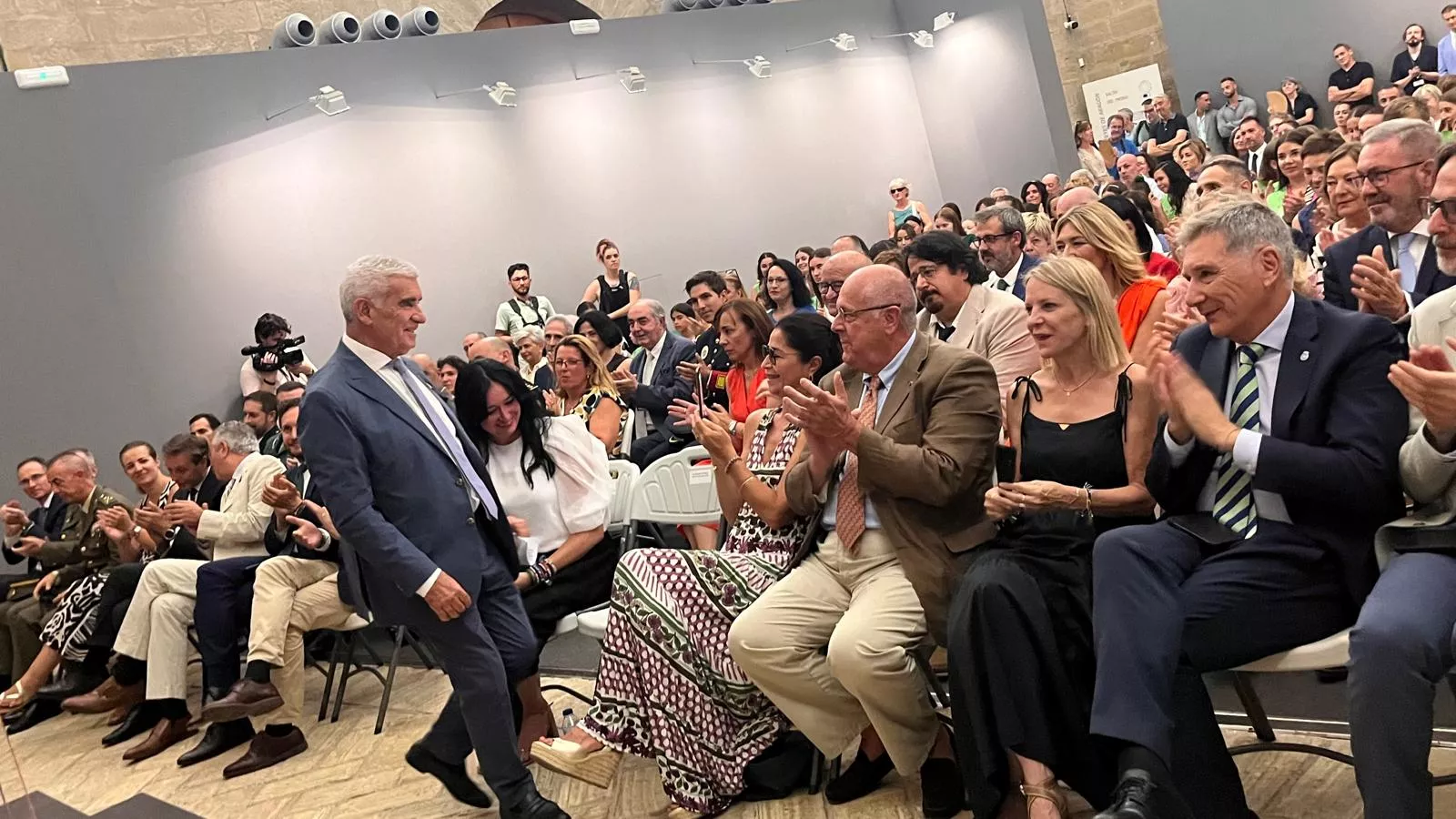 Entrega de la Parrilla de Oro de Huesca a la ciudad de Tardes en el 60 aniversario del hermanamiento. Foto Mercedes Manterola 