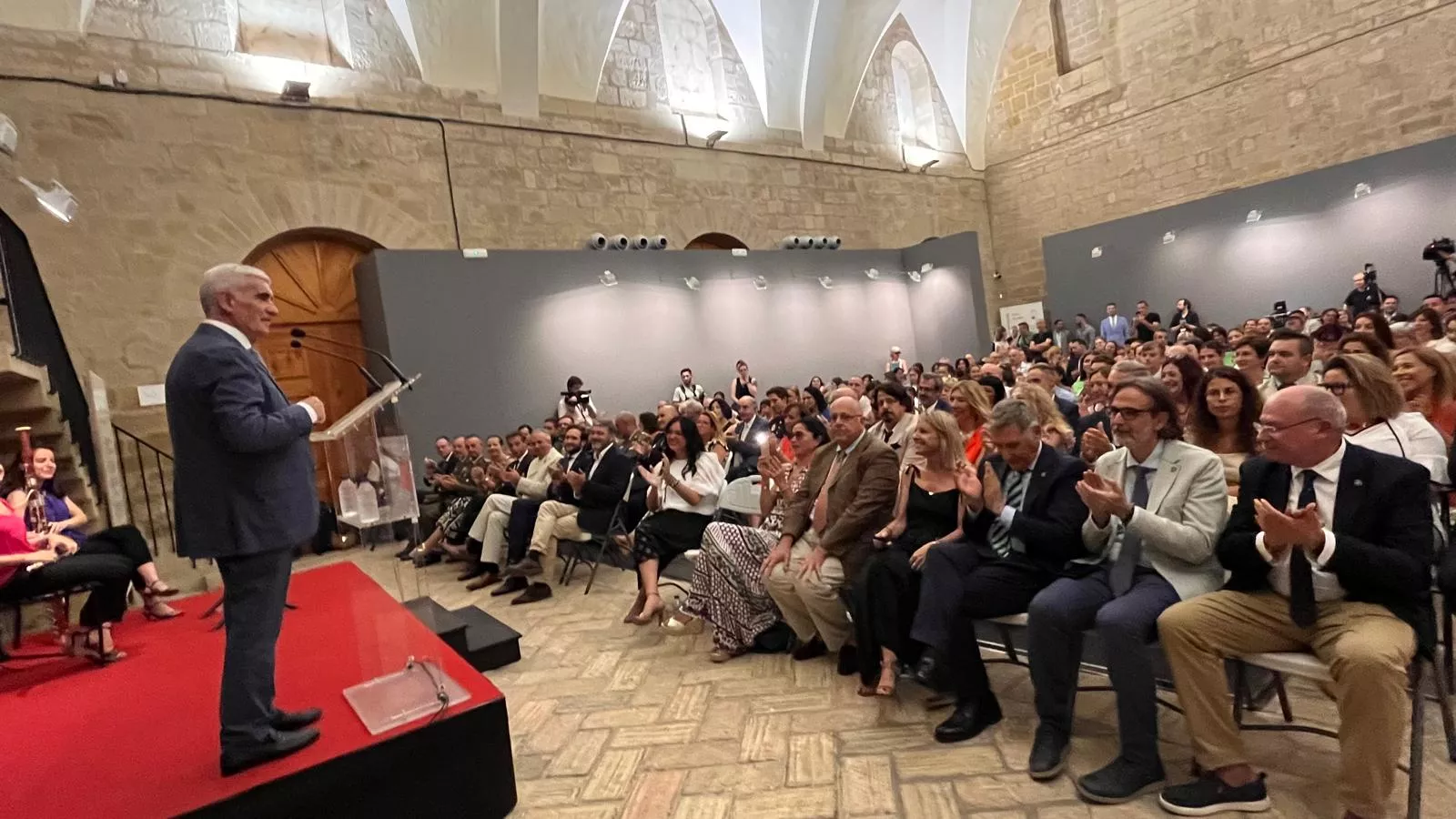 Entrega de la Parrilla de Oro de Huesca a la ciudad de Tardes en el 60 aniversario del hermanamiento. Foto Mercedes Manterola 