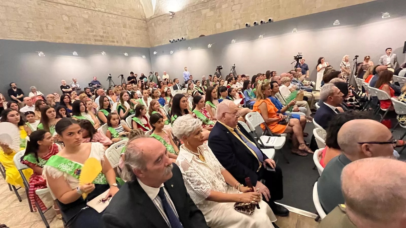 Entrega de la Parrilla de Oro de Huesca a la ciudad de Tardes en el 60 aniversario del hermanamiento. Foto Mercedes Manterola 