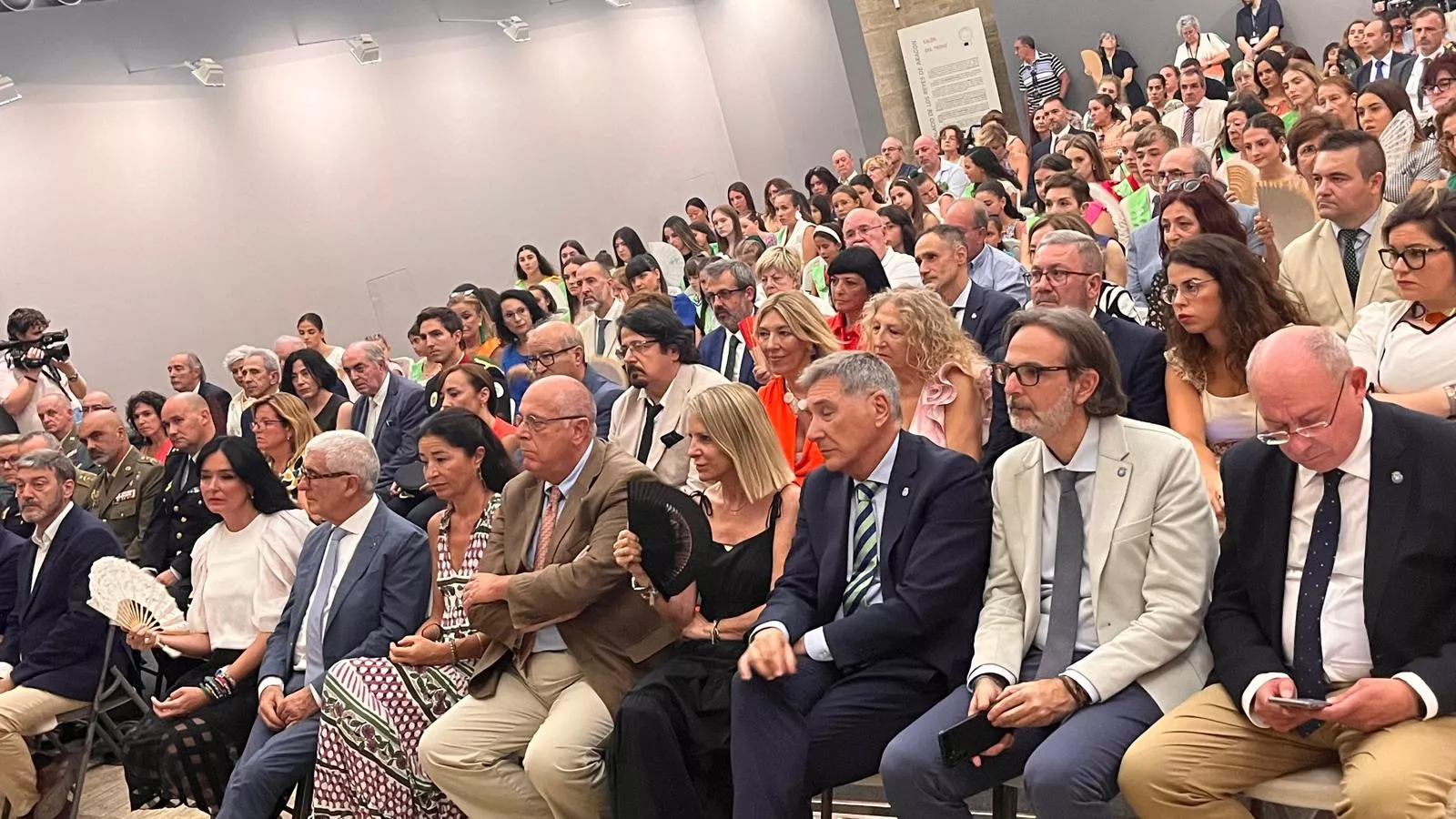 Entrega de la Parrilla de Oro de Huesca a la ciudad de Tardes en el 60 aniversario del hermanamiento. Foto Mercedes Manterola 