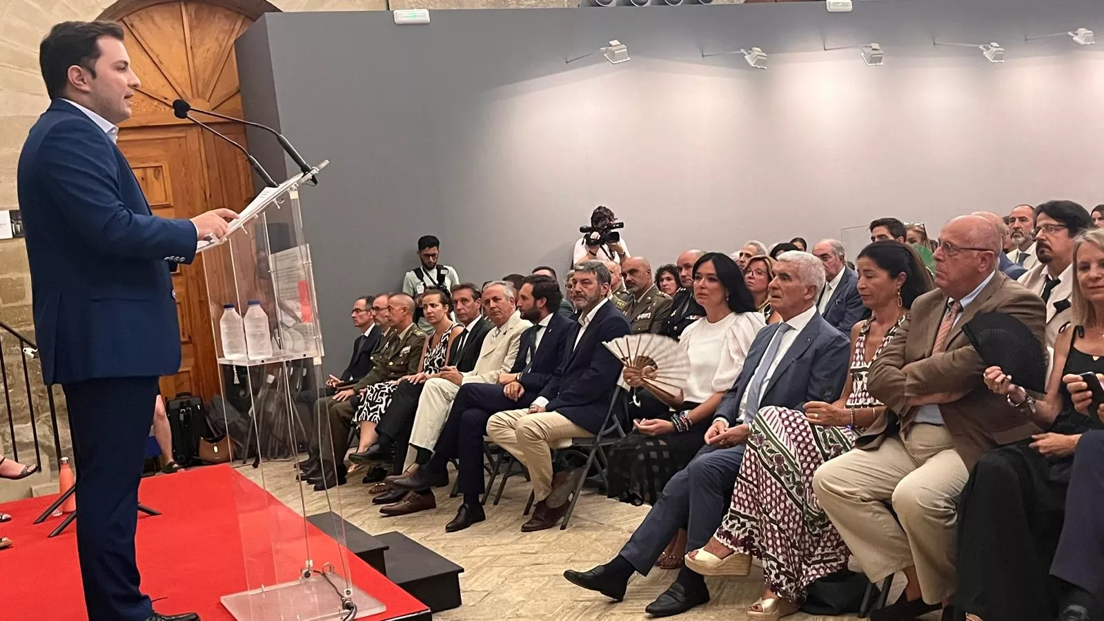 Entrega de la Parrilla de Oro de Huesca a la ciudad de Tardes en el 60 aniversario del hermanamiento. Foto Mercedes Manterola 