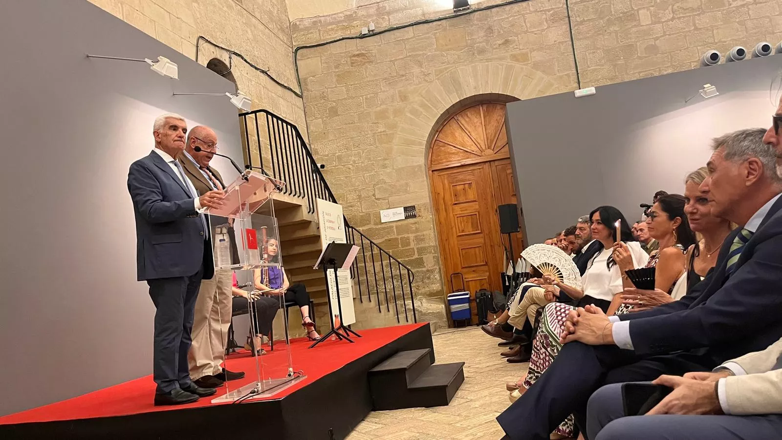 Entrega de la Parrilla de Oro de Huesca a la ciudad de Tardes en el 60 aniversario del hermanamiento. Foto Mercedes Manterola 