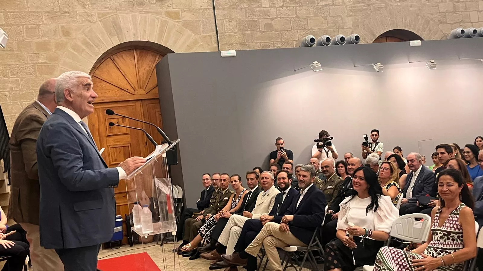 Entrega de la Parrilla de Oro de Huesca a la ciudad de Tardes en el 60 aniversario del hermanamiento. Foto Mercedes Manterola 