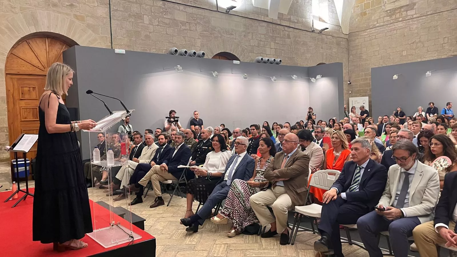 Entrega de la Parrilla de Oro de Huesca a la ciudad de Tardes en el 60 aniversario del hermanamiento. Foto Mercedes Manterola 