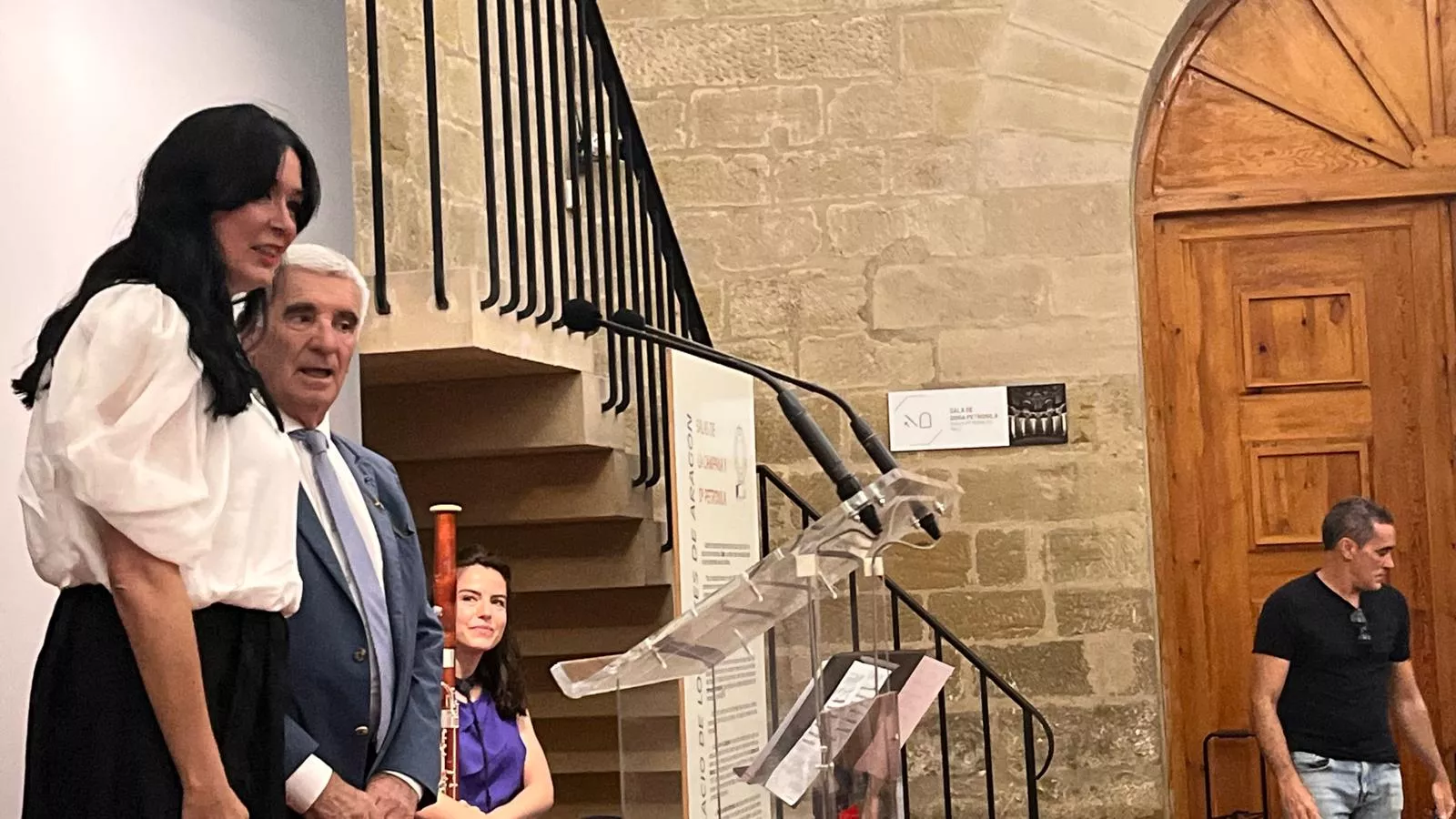 Entrega de la Parrilla de Oro de Huesca a la ciudad de Tardes en el 60 aniversario del hermanamiento. Foto Mercedes Manterola 