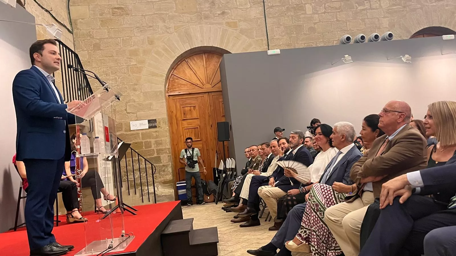 Entrega de la Parrilla de Oro de Huesca a la ciudad de Tardes en el 60 aniversario del hermanamiento. Foto Mercedes Manterola 
