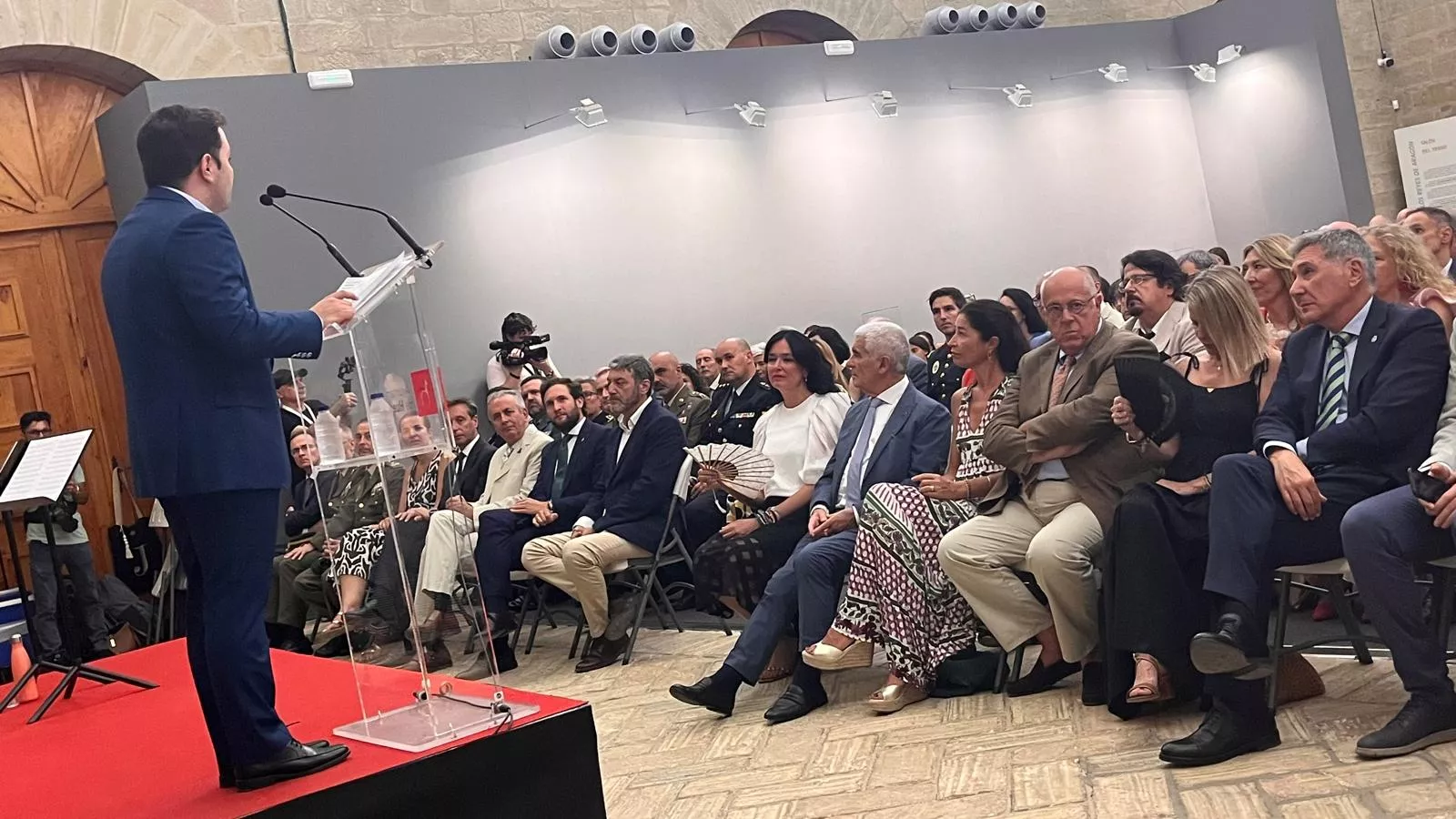 Entrega de la Parrilla de Oro de Huesca a la ciudad de Tardes en el 60 aniversario del hermanamiento. Foto Mercedes Manterola 