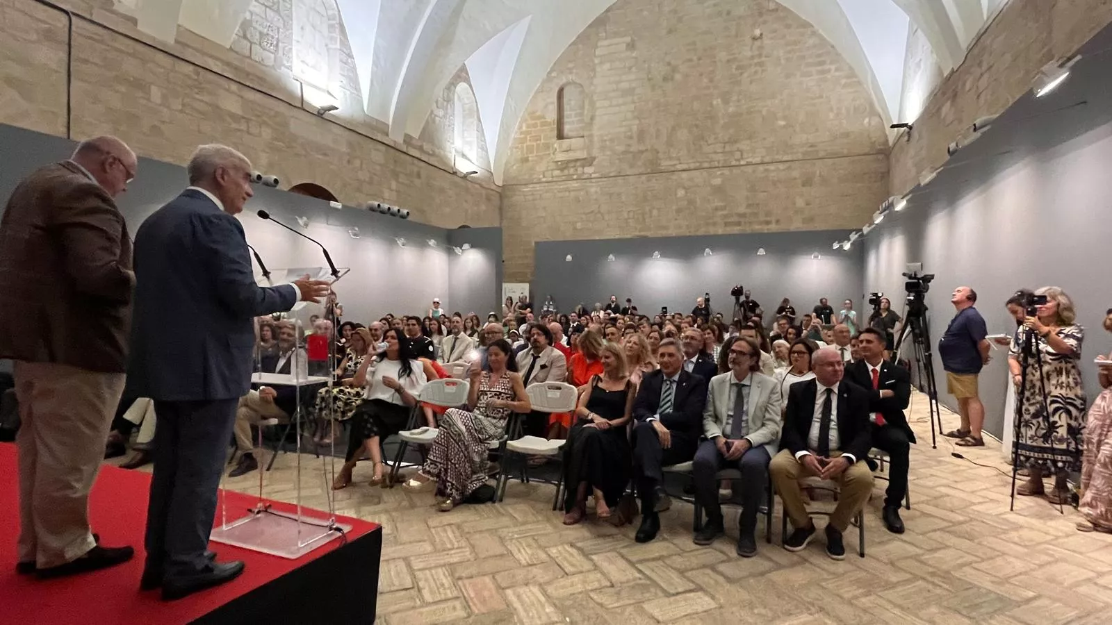 Entrega de la Parrilla de Oro de Huesca a la ciudad de Tardes en el 60 aniversario del hermanamiento. Foto Mercedes Manterola 