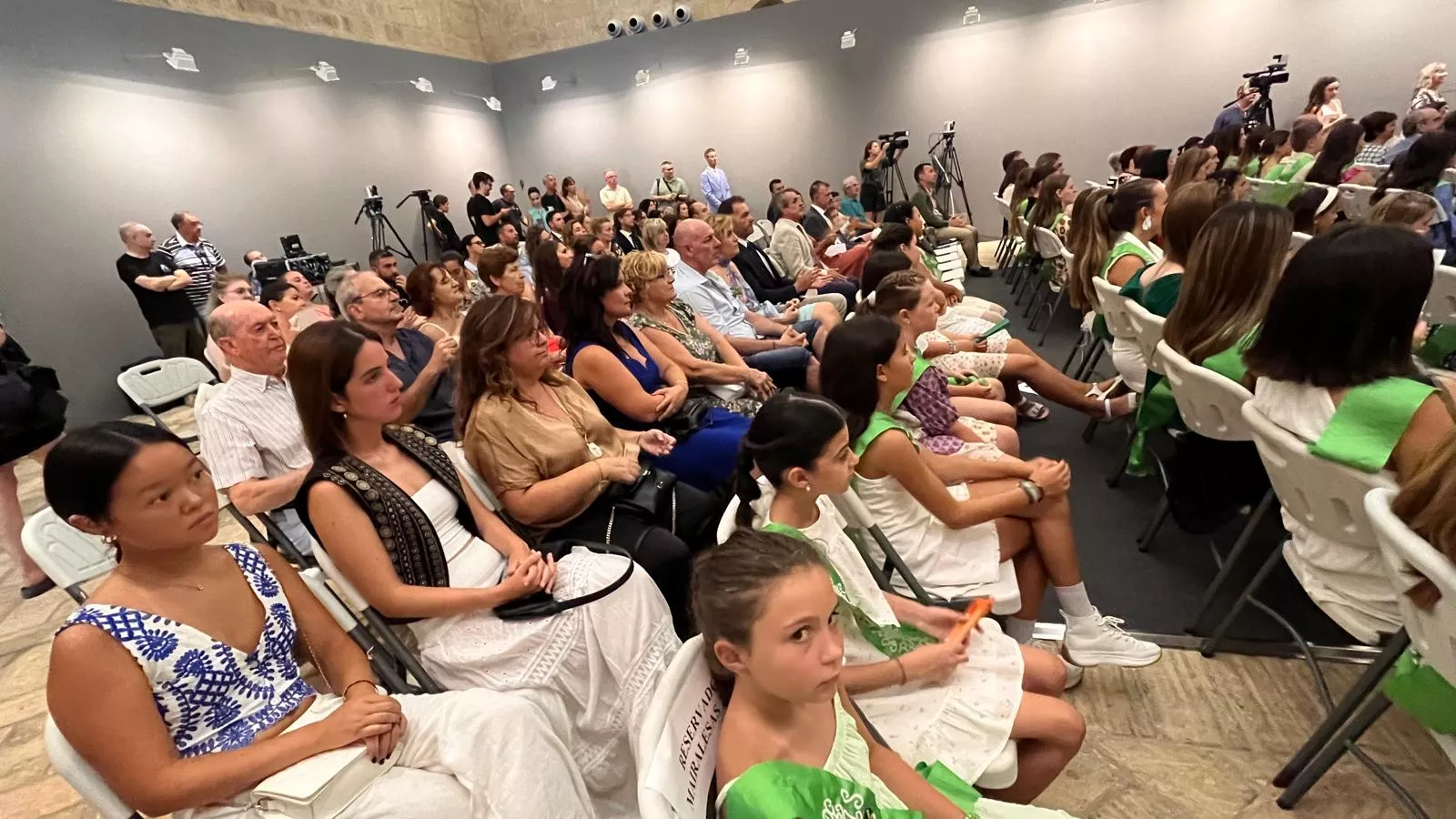Entrega de la Parrilla de Oro de Huesca a la ciudad de Tardes en el 60 aniversario del hermanamiento. Foto Mercedes Manterola 