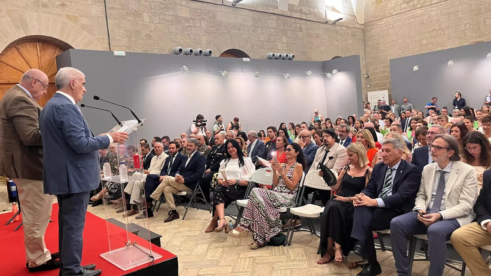 Entrega de la Parrilla de Oro de Huesca a la ciudad de Tardes en el 60 aniversario del hermanamiento. Foto Mercedes Manterola 