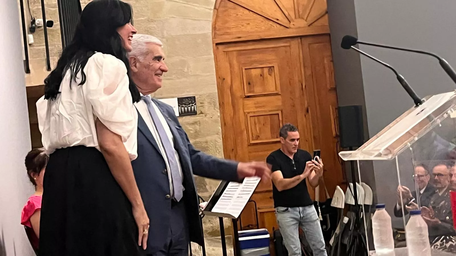 Entrega de la Parrilla de Oro de Huesca a la ciudad de Tardes en el 60 aniversario del hermanamiento. Foto Mercedes Manterola 