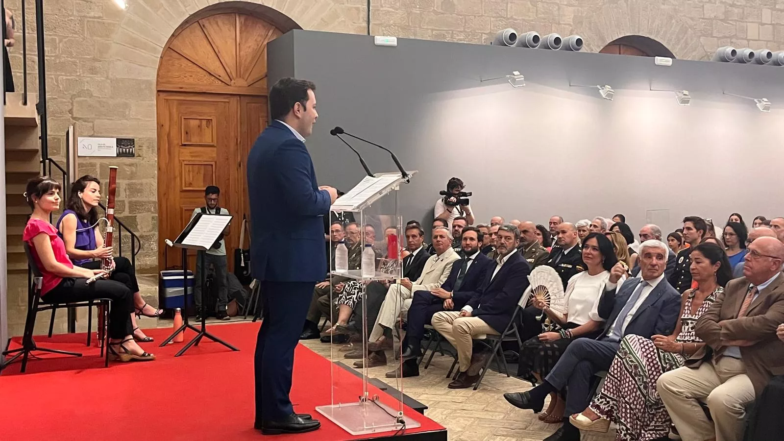Entrega de la Parrilla de Oro de Huesca a la ciudad de Tardes en el 60 aniversario del hermanamiento. Foto Mercedes Manterola 